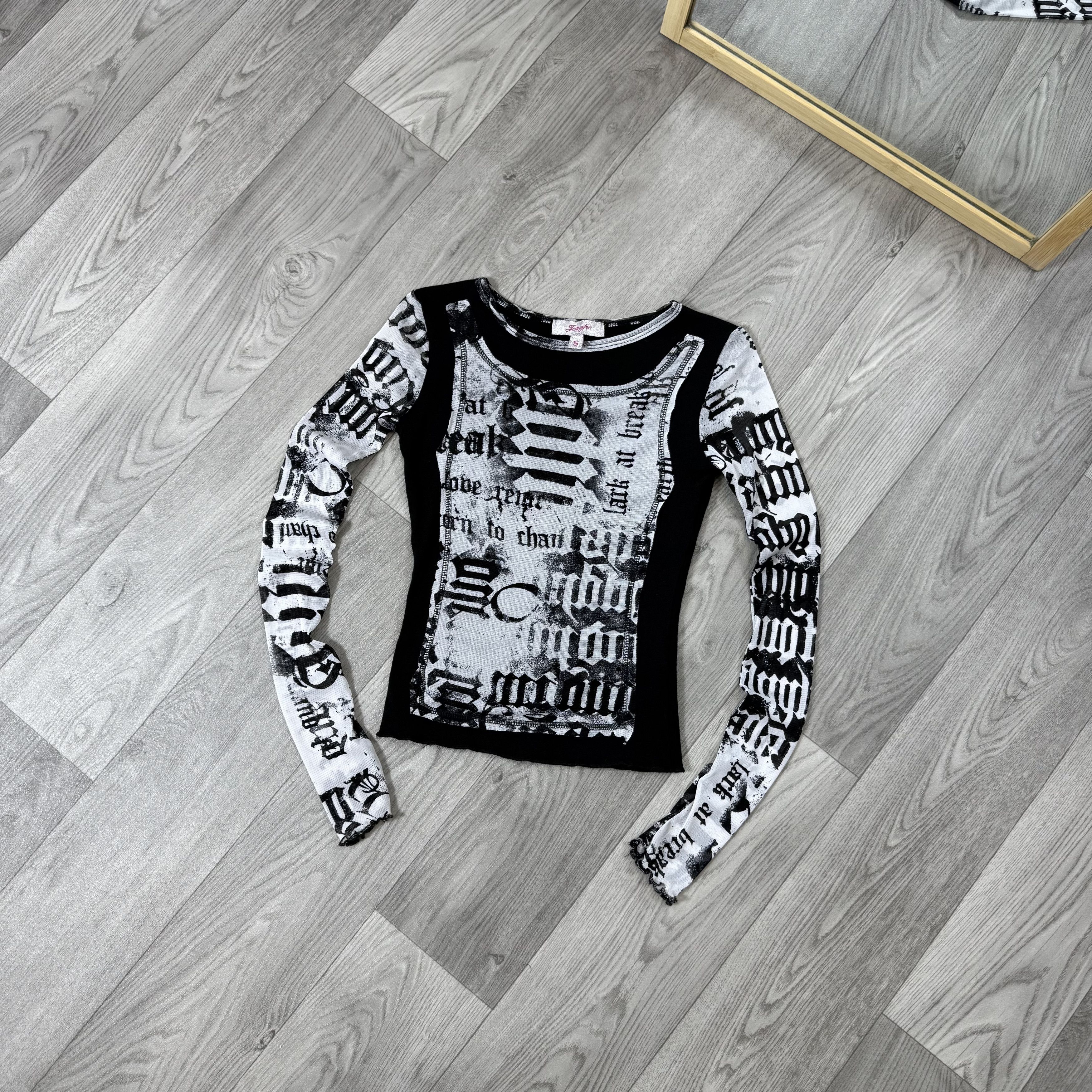 Vintage Vintage Y2K Jennyfer Rare Gazette Longsleeve Blouse Tee Size S / US 4 / IT 40 - 1 Thumbnail