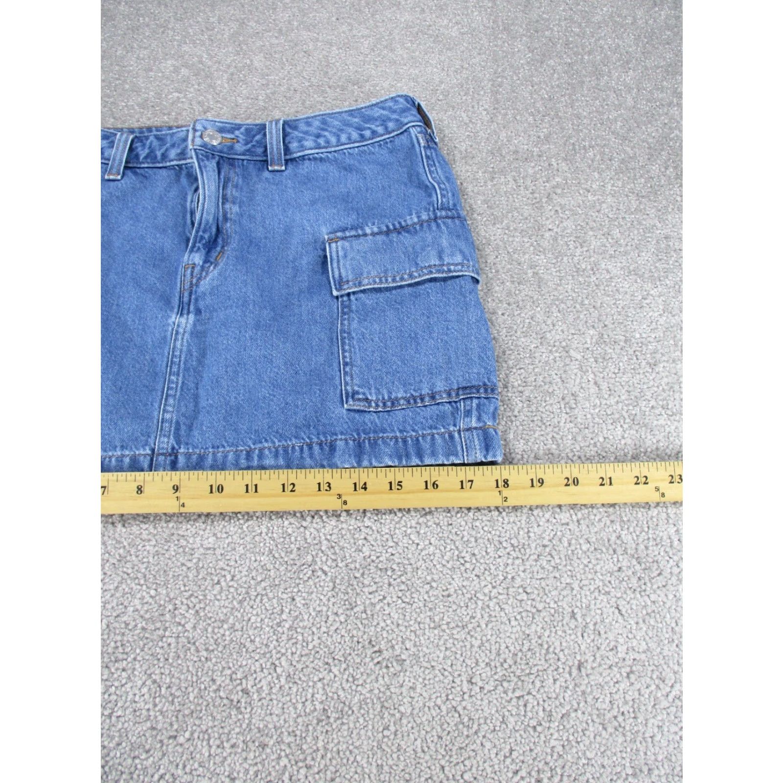 Levi's VINTAGE Levi's Cargo Skirt Womens 28 Light Wash Denim Mini Adjustable Zipper Short 90s Womens Size 28" / US 6 / IT 42 - 4 Thumbnail