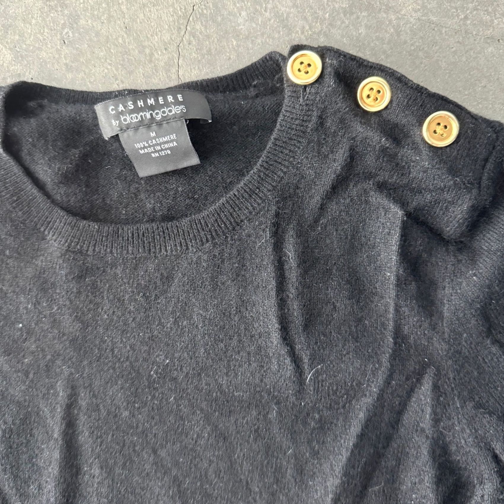 Bloomingdale's VINTAGE Bloomingdale's Black Longsleeve Cashmere Gold Button Sweater M Women Size M / US 6-8 / IT 42-44 - 2 Thumbnail