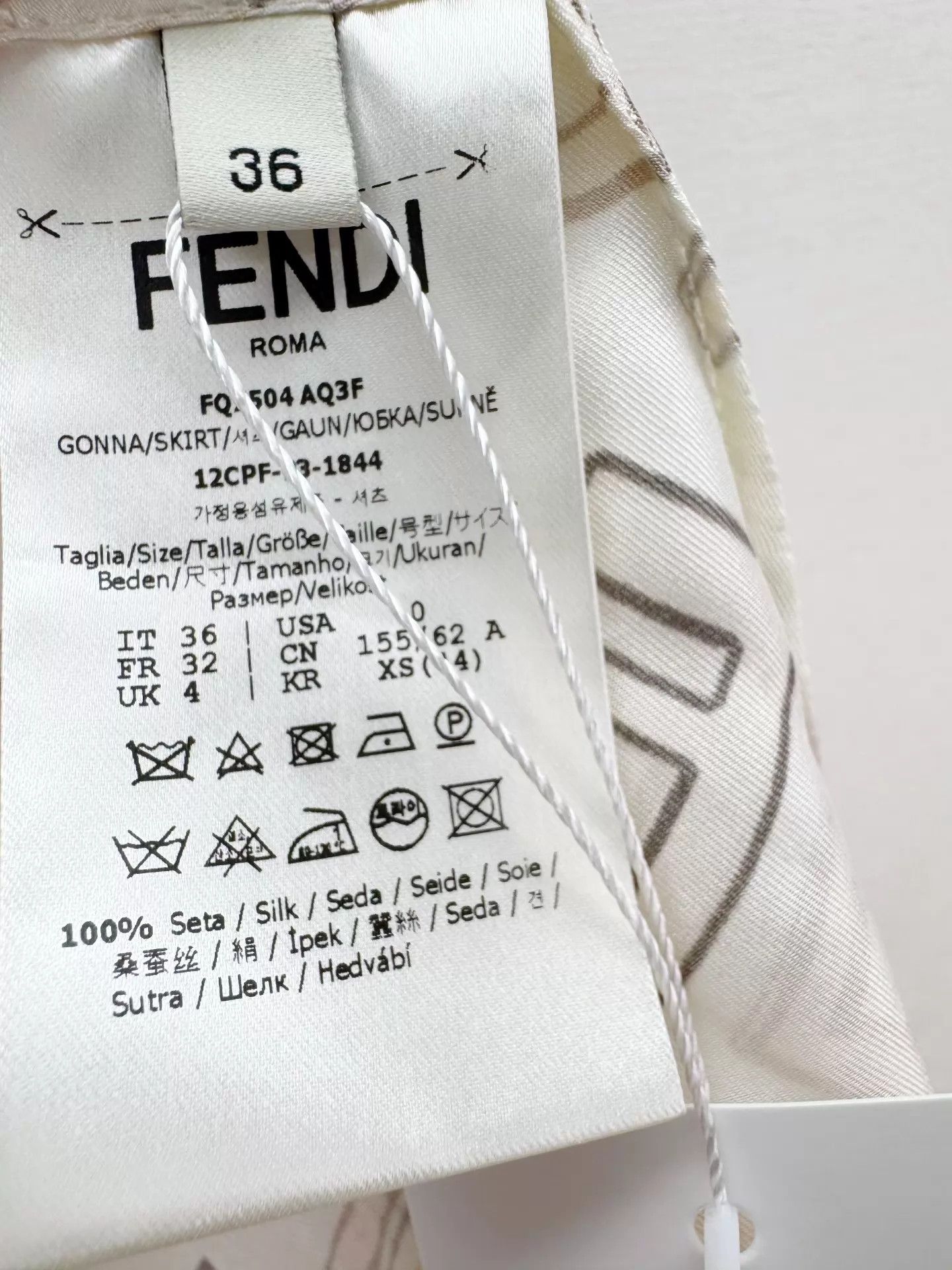Fendi Fendi All Over Print Silk Midi Skirt Women's 36 Almost New Size 25" / US 0 / IT 36 - 6 Thumbnail
