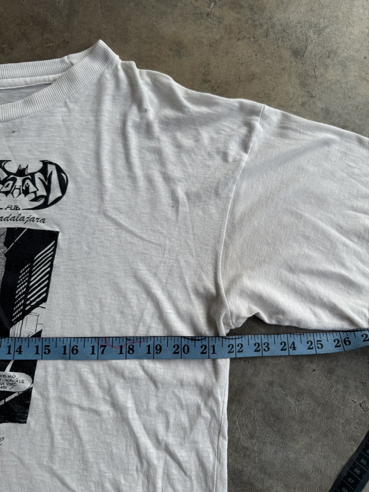 DC Comics × Vintage *RARE* 90s VINTAGE GOTHAM PUB BAR CLUB BATMAN TEE Size US L / EU 52-54 / 3 - 4 Thumbnail