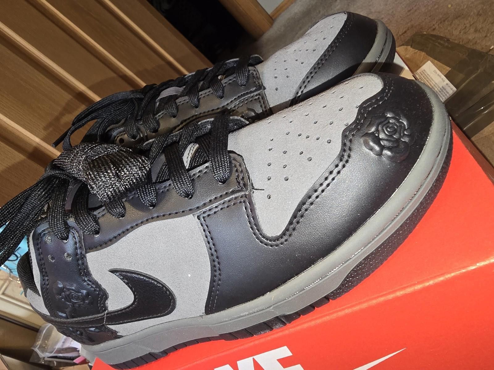 Nike Nike Dunk Low Black Roses HF1986-001 Women's NEW SIZE 8 Size US 8 / IT 38 - 4 Thumbnail