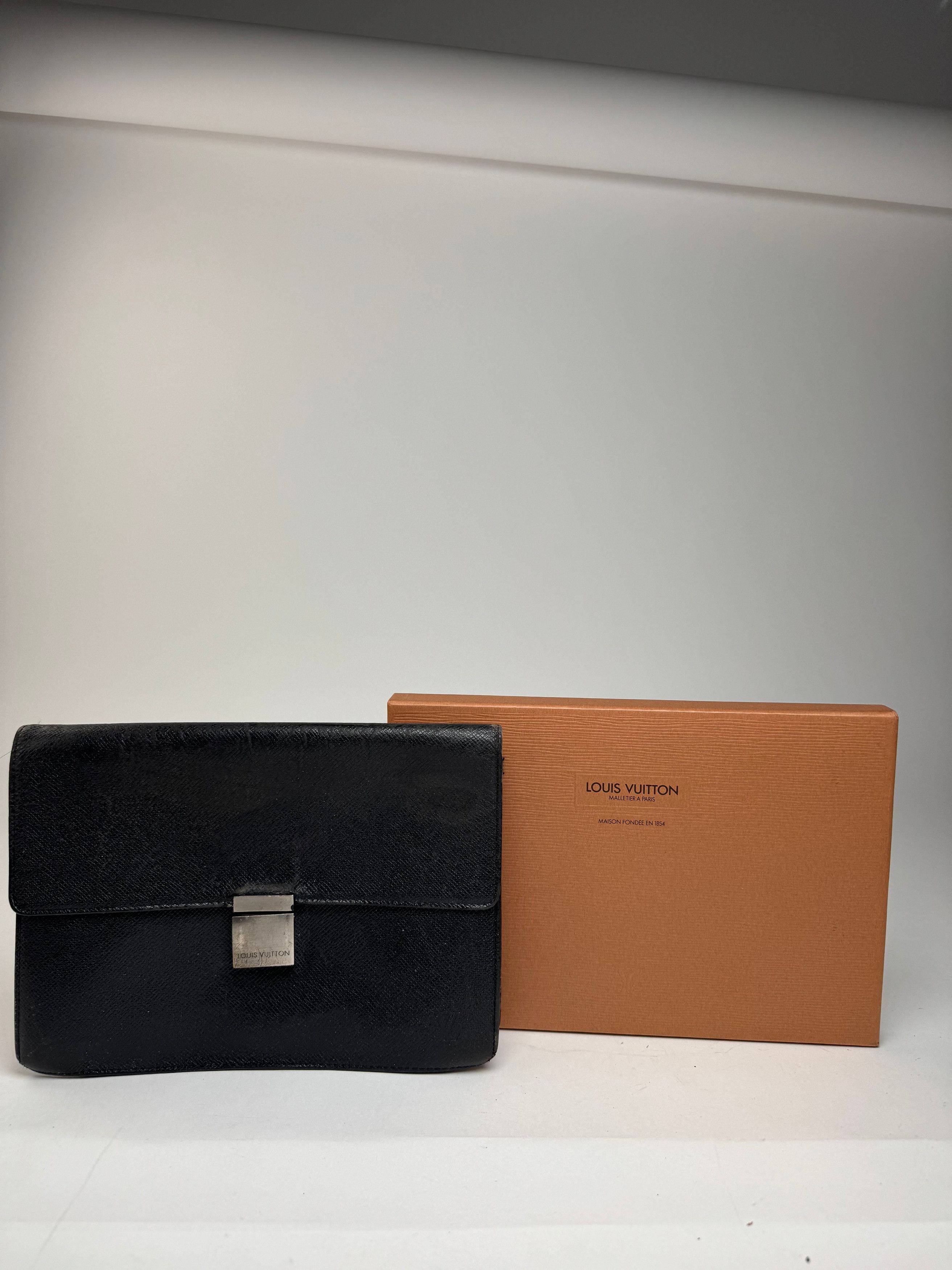 Louis Vuitton Vintage Taiga Leather Clutch Green Size ONE SIZE - 1 Thumbnail
