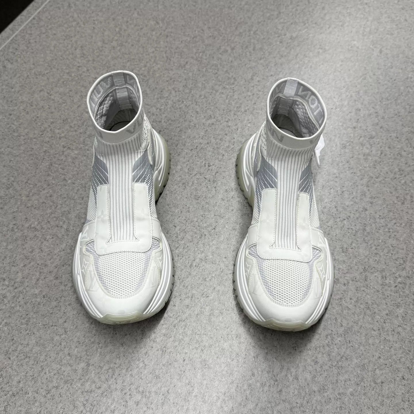 Louis Vuitton LV Run Away Monogram White 7.5US/41.5EU Size US 8.5 / EU 41-42 - 5 Thumbnail