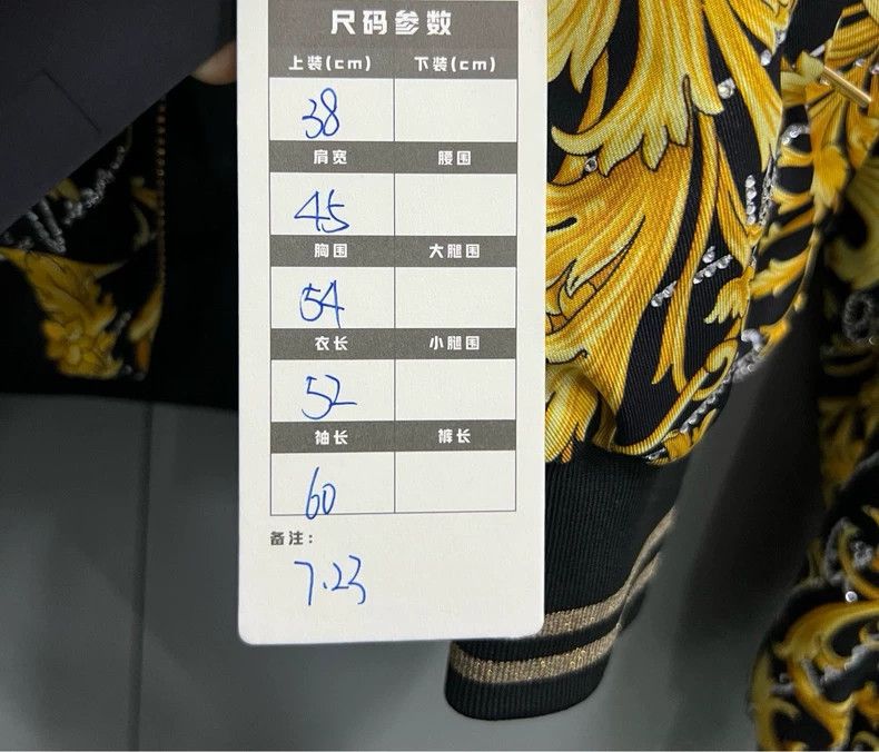 Versace Versace Rhinestones are full of printed coats Size S / US 4 / IT 40 - 5 Thumbnail