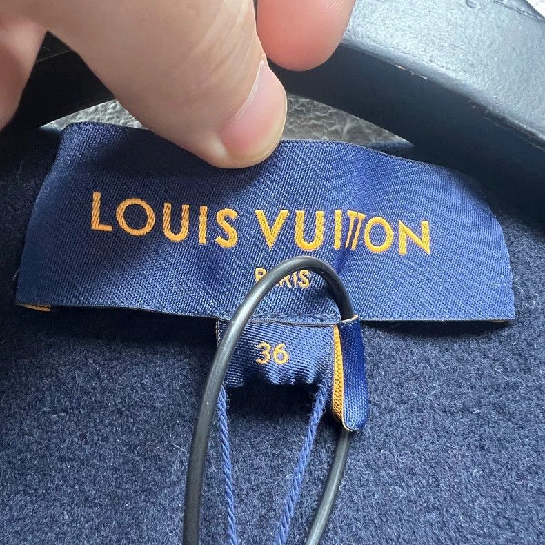 Louis Vuitton Louis Vuitton cashmere buttons printed with Logo inside coa Size XS / US 0-2 / IT 36-38 - 5 Thumbnail