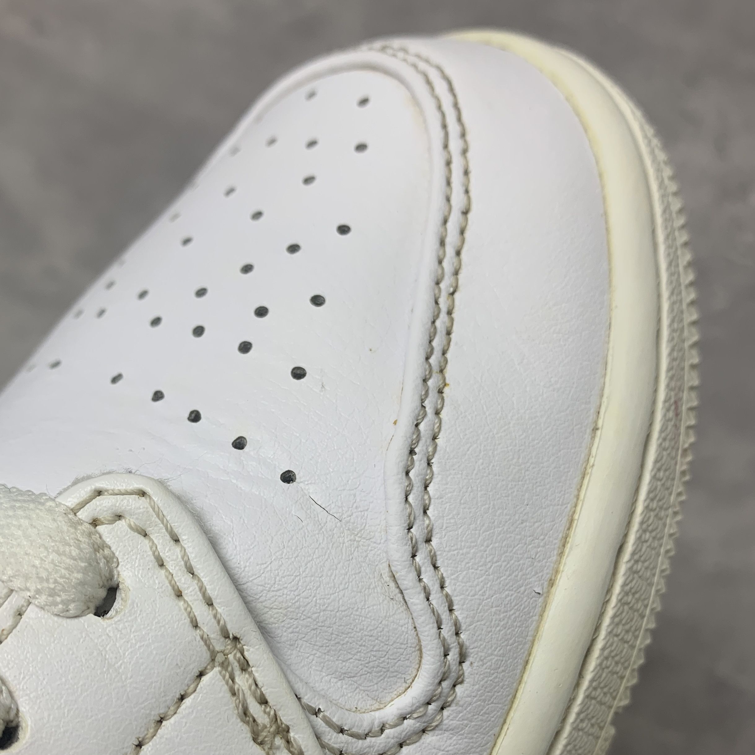 Nike Jordan 1 Mid White Chicago 554724-116 Size US 9.5 / EU 42-43 - 10 Thumbnail