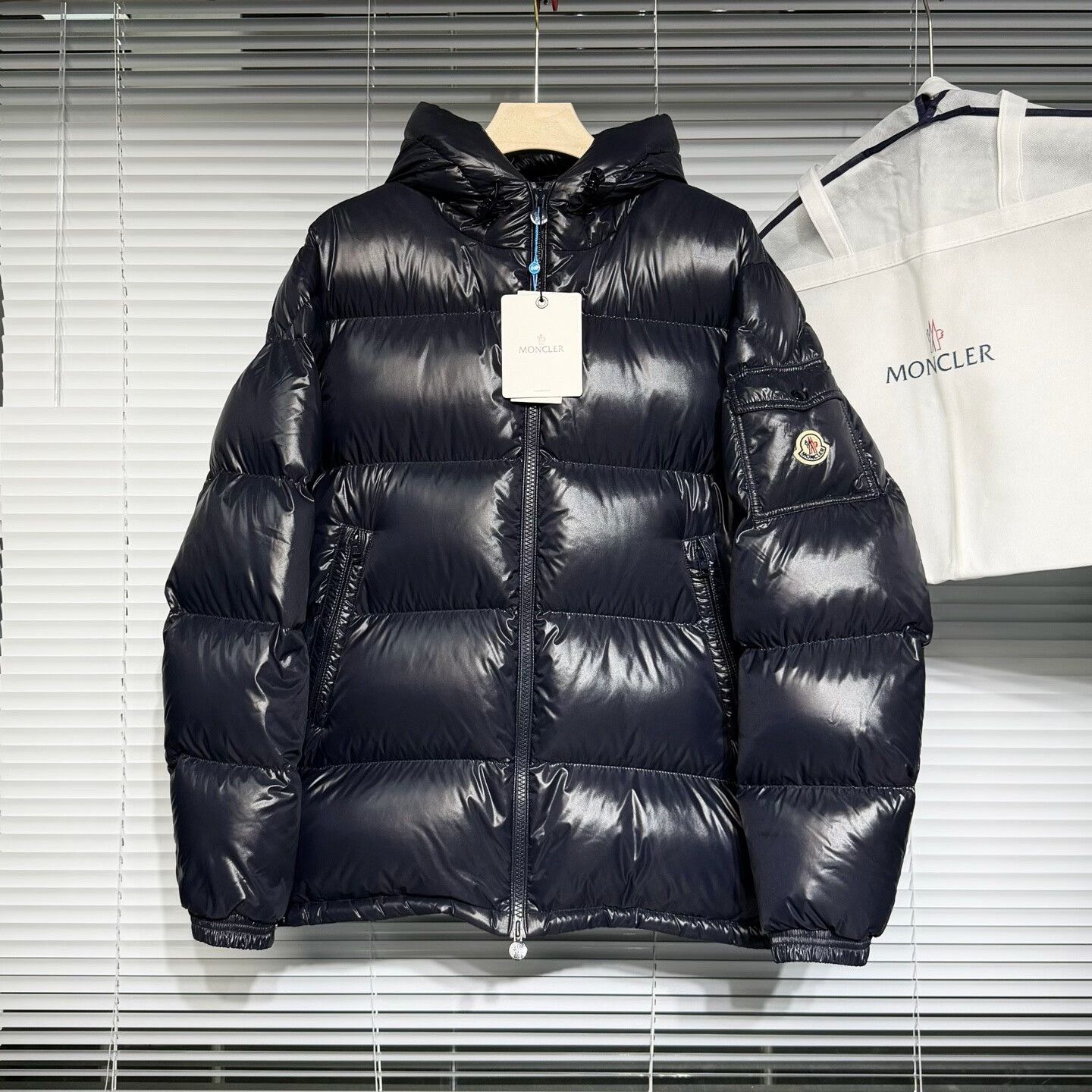 Moncler moncler ecrins down jacket with hood Size US L / EU 52-54 / 3 - 1 Thumbnail