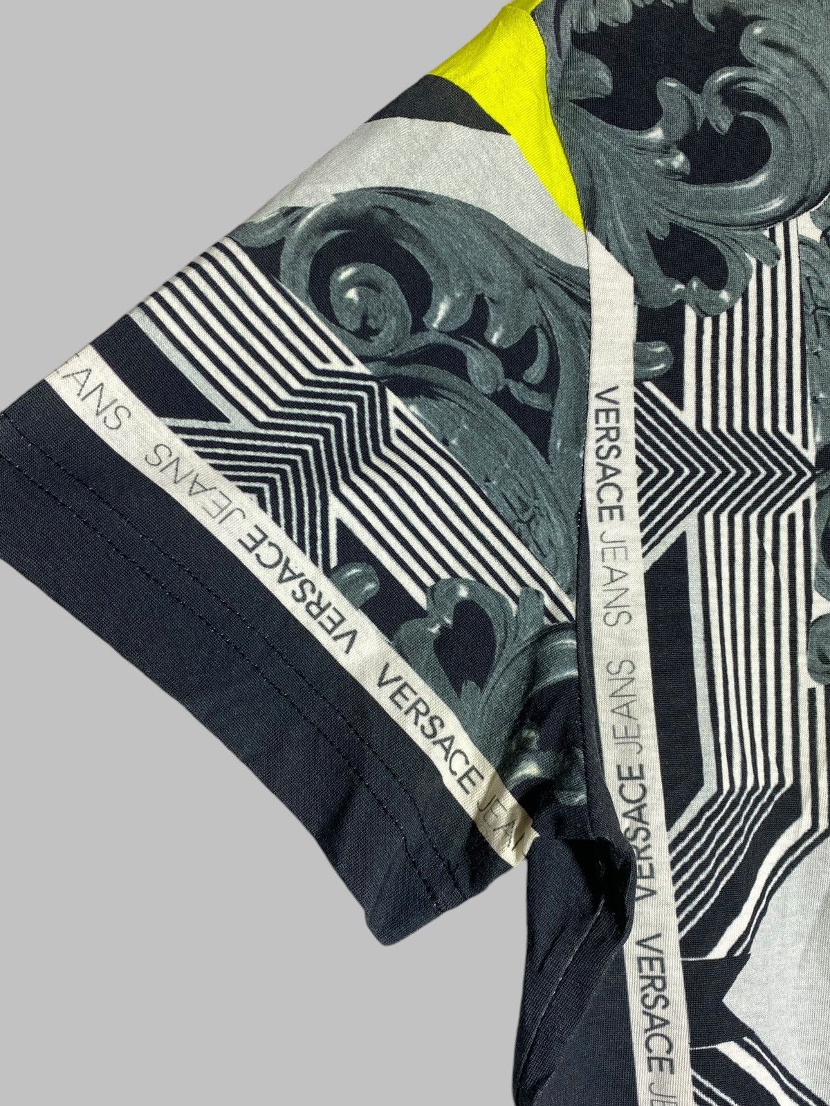 Versace Jeans Couture Versace Jeans Baroque All Over Print T-shirt Size US XS / EU 42 / 0 - 6 Thumbnail