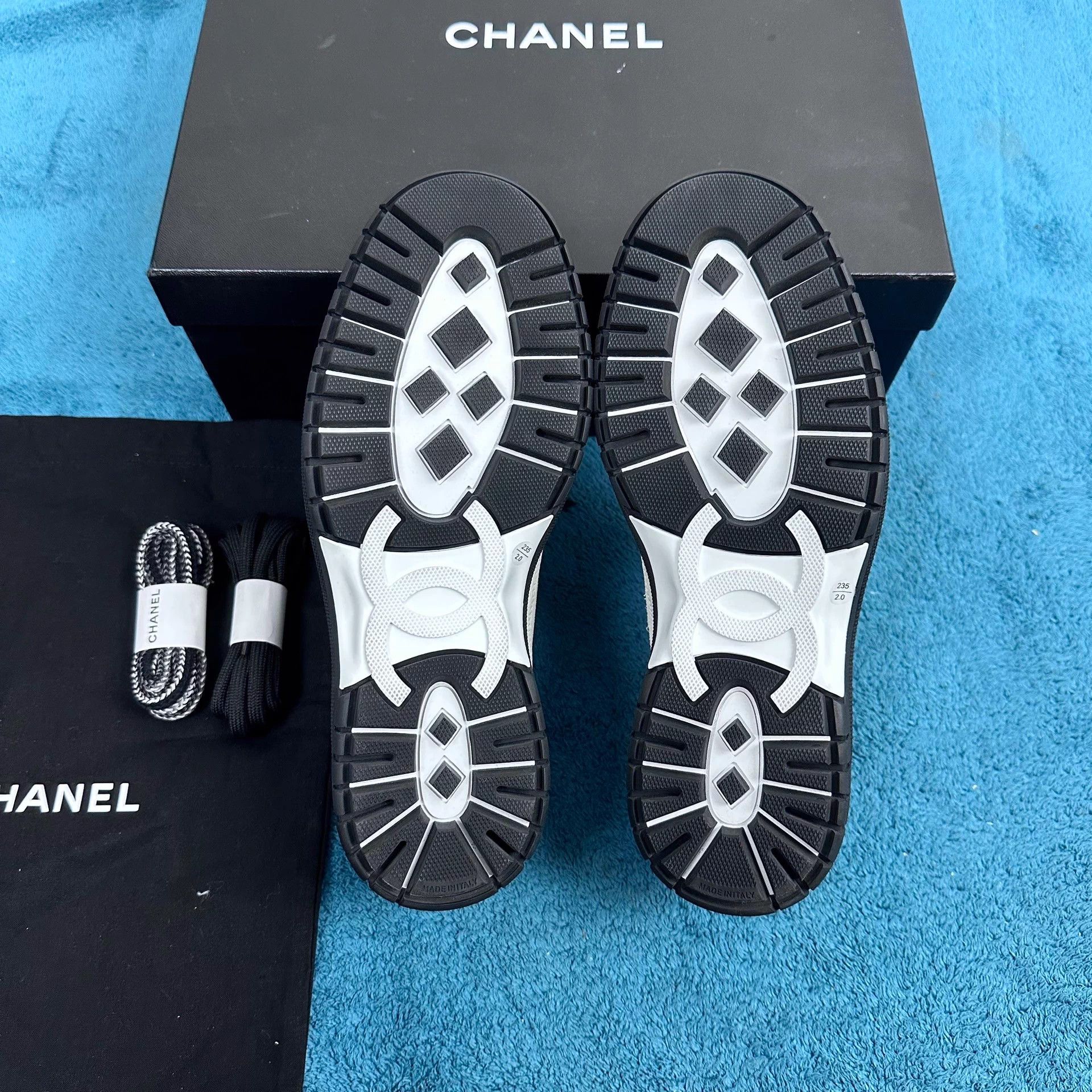 Chanel Chanel 25C Suede Low-Top White Sneakers Size 37.5 Size US 6.5 / IT 36.5 - 5 Thumbnail