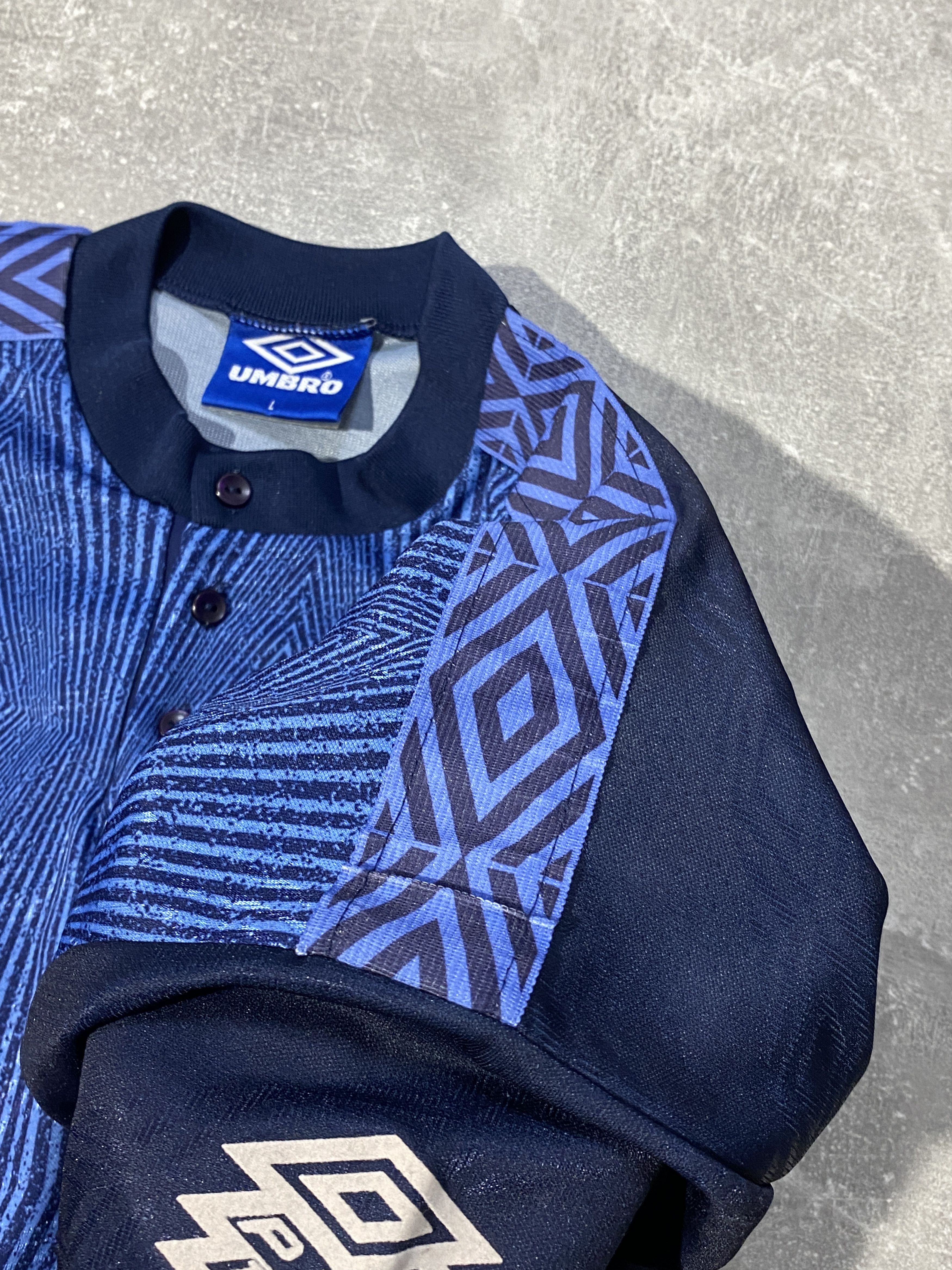 Umbro Vintaage 90s UMBRO Center Logo Monogram Soccer Jersey Size US L / EU 52-54 / 3 - 2 Thumbnail