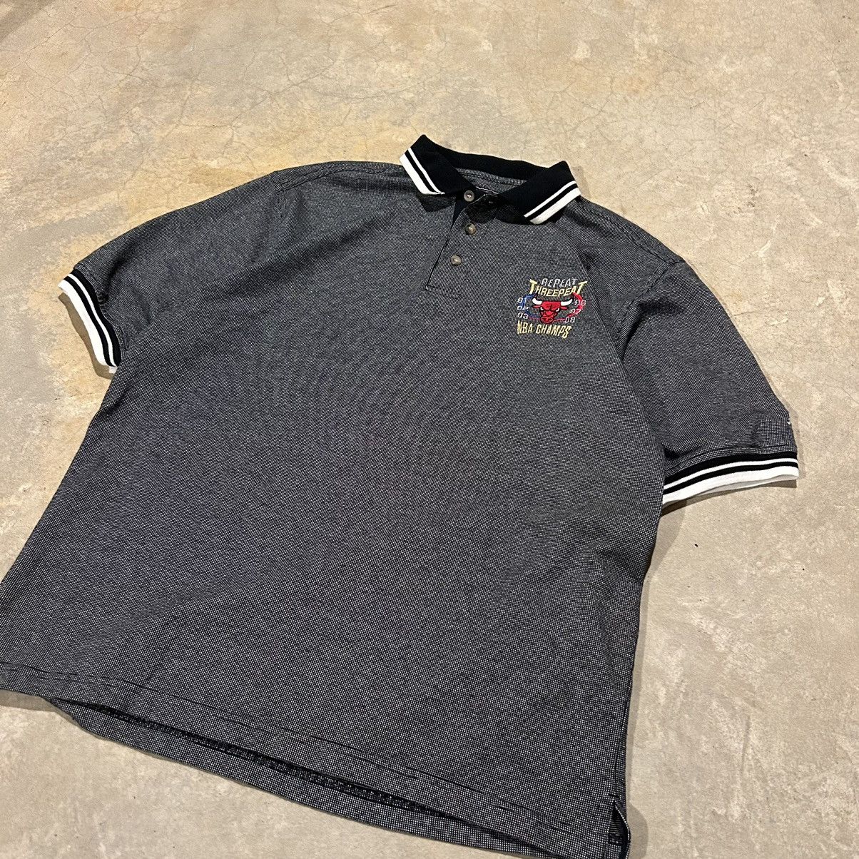 NBA × Starter × Vintage Crazy Vintage 90s Chicago Bulls 3 Peat Starter Polo Shirt Size US XL / EU 56 / 4 - 2 Thumbnail