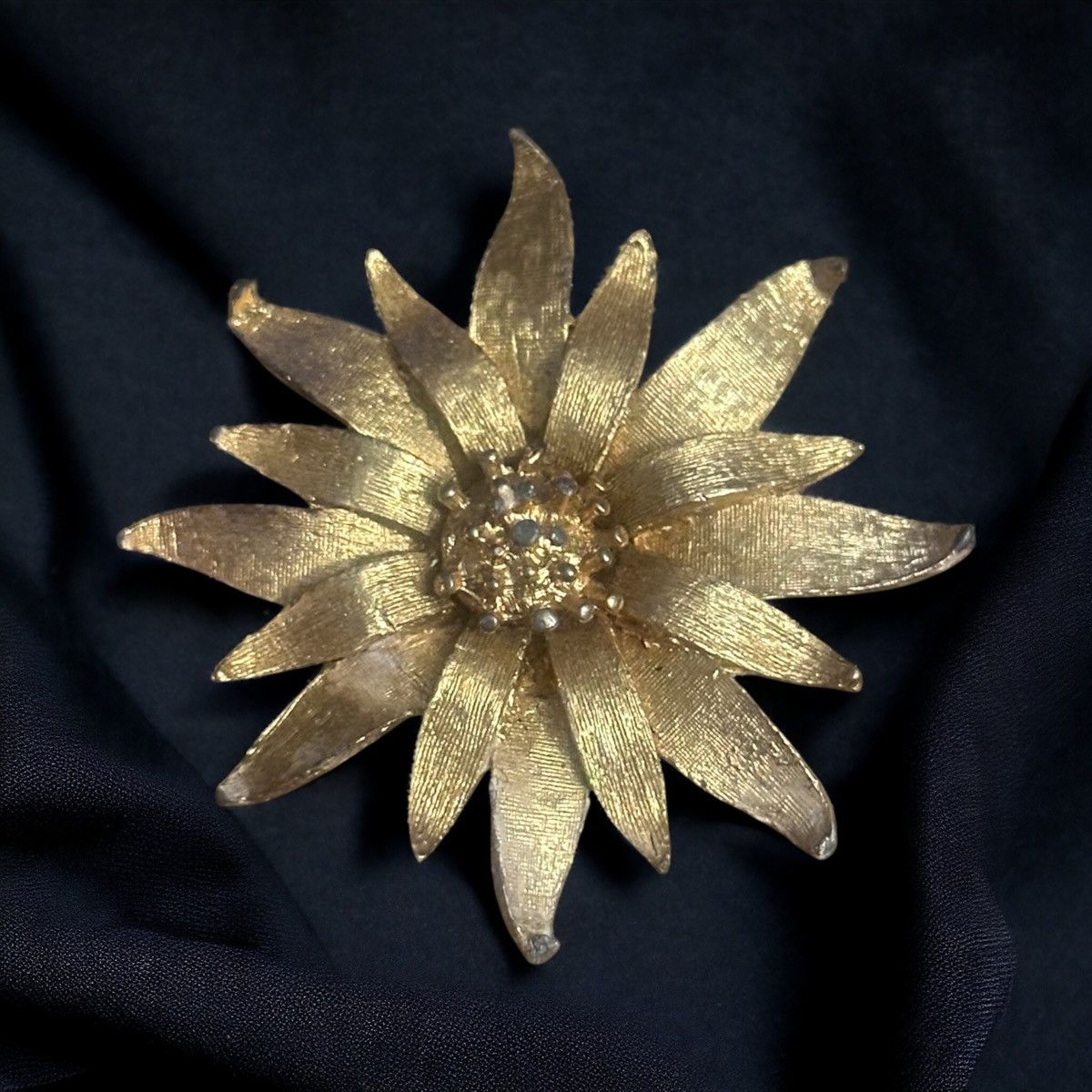 Vintage Vintage gold tone textured sunflower brooch Size ONE SIZE - 1 Thumbnail