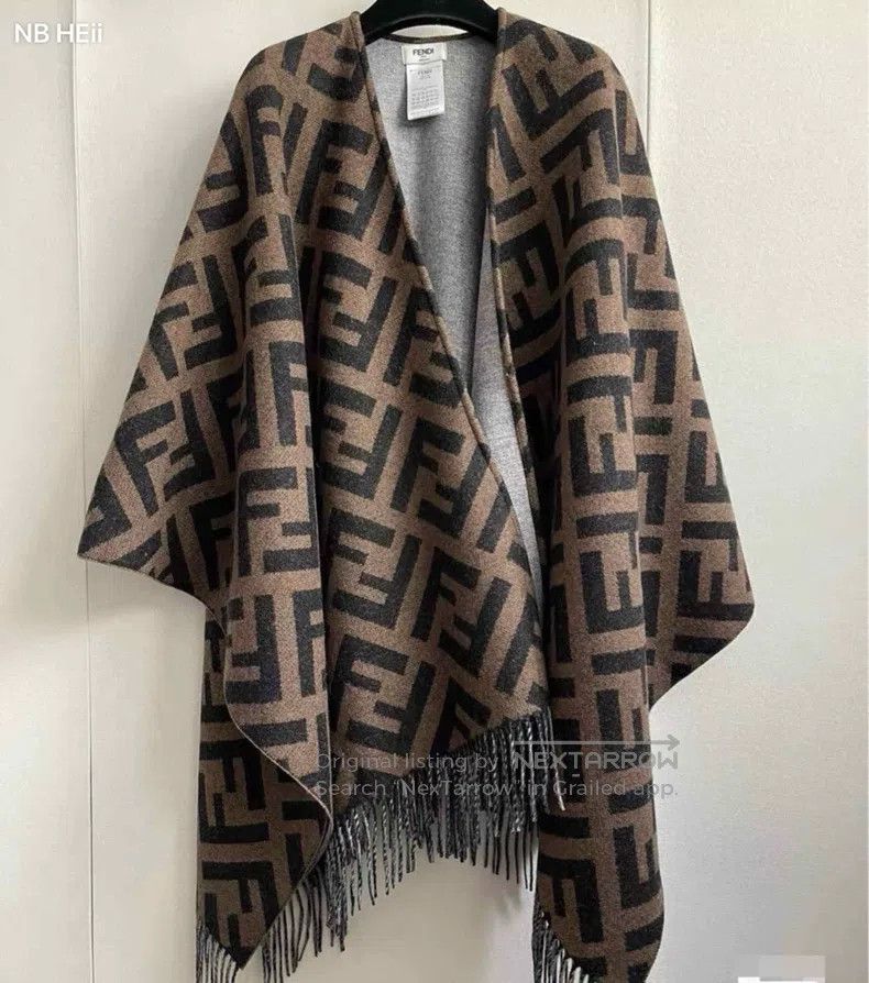 Fendi Fendi size 140*145 cm Double-Sided Cashmere Logo Cloak/Shaw Size ONE SIZE - 1 Thumbnail
