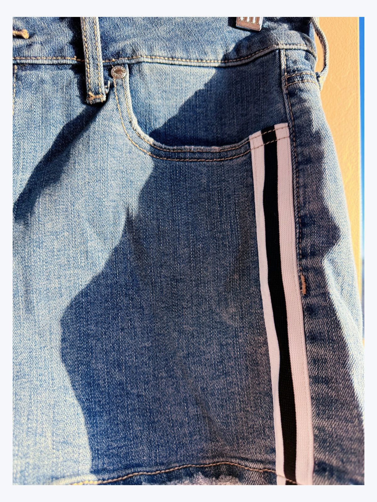 Guess GUESS Denim Shorts with Side Stripes - Sporty Retro Vibe Size 27" / US 4 / IT 40 - 3 Thumbnail