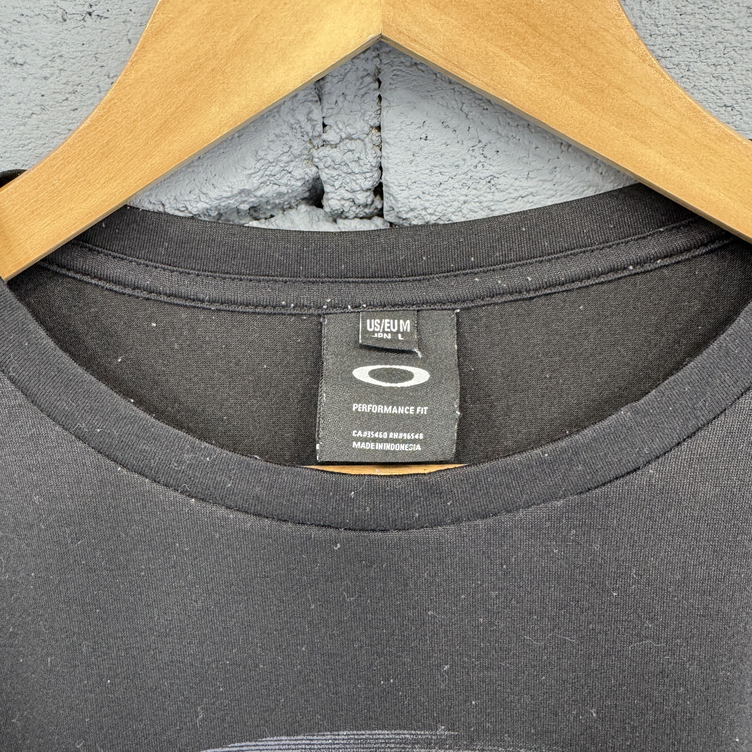 Oakley Vintage Y2K Oakley Men's Big Logo Sunfaded Tshirt Size US L / EU 52-54 / 3 - 4 Thumbnail