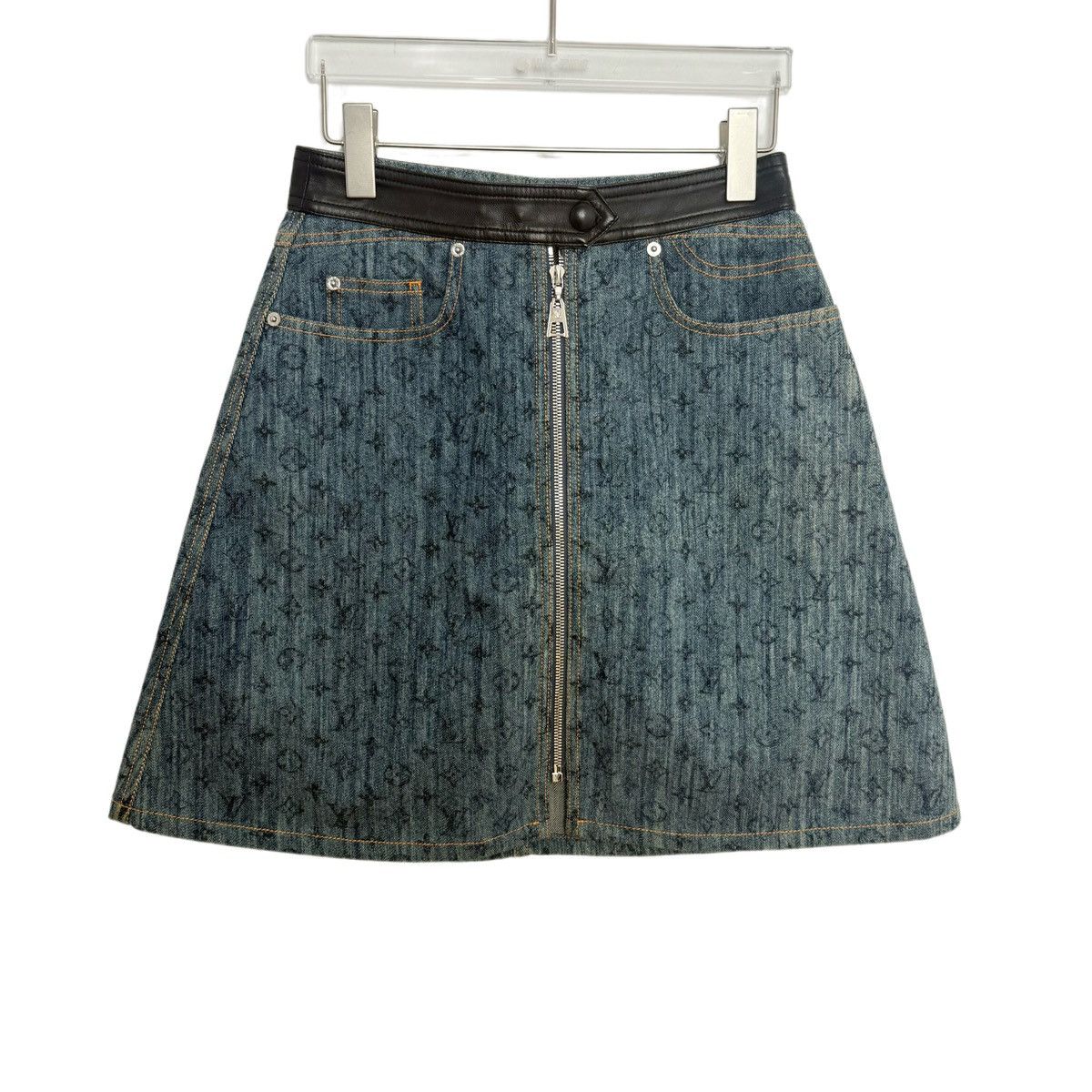 Louis Vuitton Louis Vuitton Mid-rise Casual Mini Skirt K26WX Size 27" / US 4 / IT 40 - 1 Thumbnail