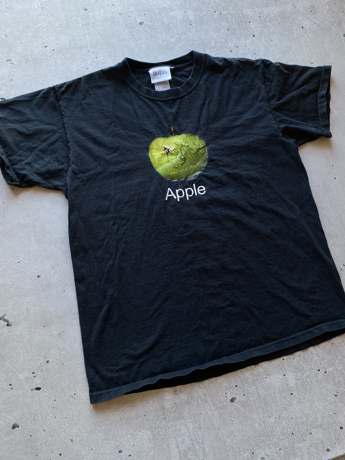 Band Tees Vintage Y2K 2005 The Beatles Apple tee sun faded big logo Size US L / EU 52-54 / 3 - 1 Thumbnail