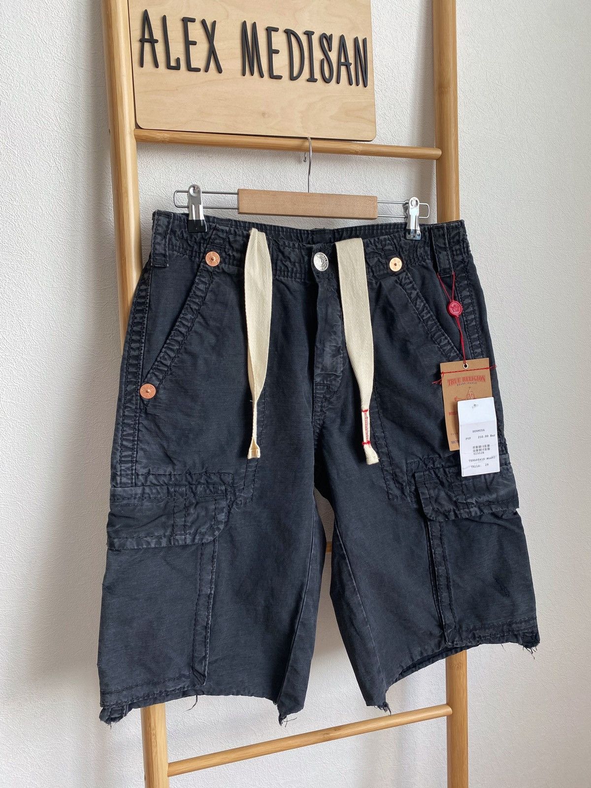 True Religion True Religion ISAAC Cargo Tonal Shorts Size 29 Size US 29 - 2 Thumbnail