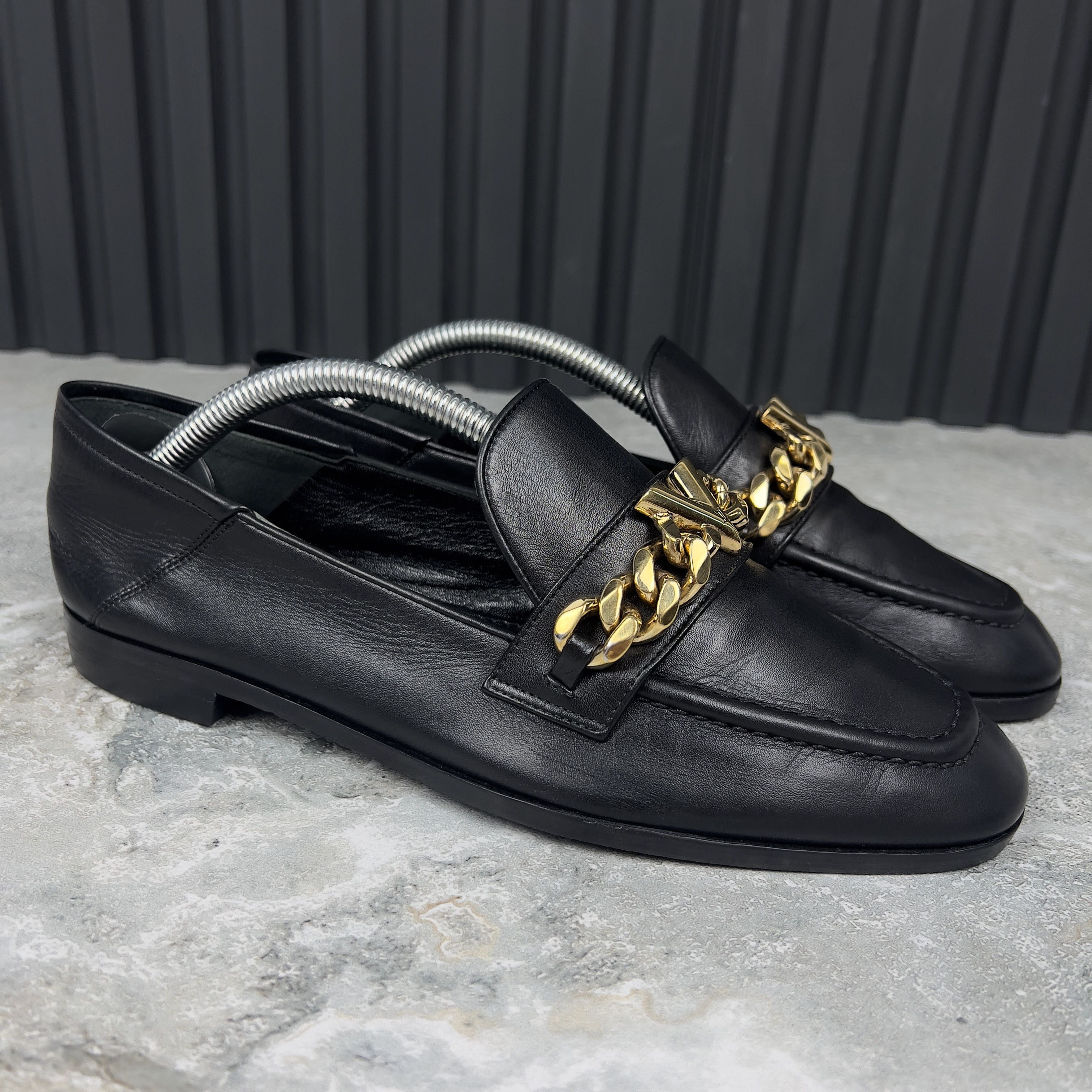 Louis Vuitton Louis Vuitton Gold V Chain Flat Loafers Leather Size US 7 / IT 37 - 4 Thumbnail