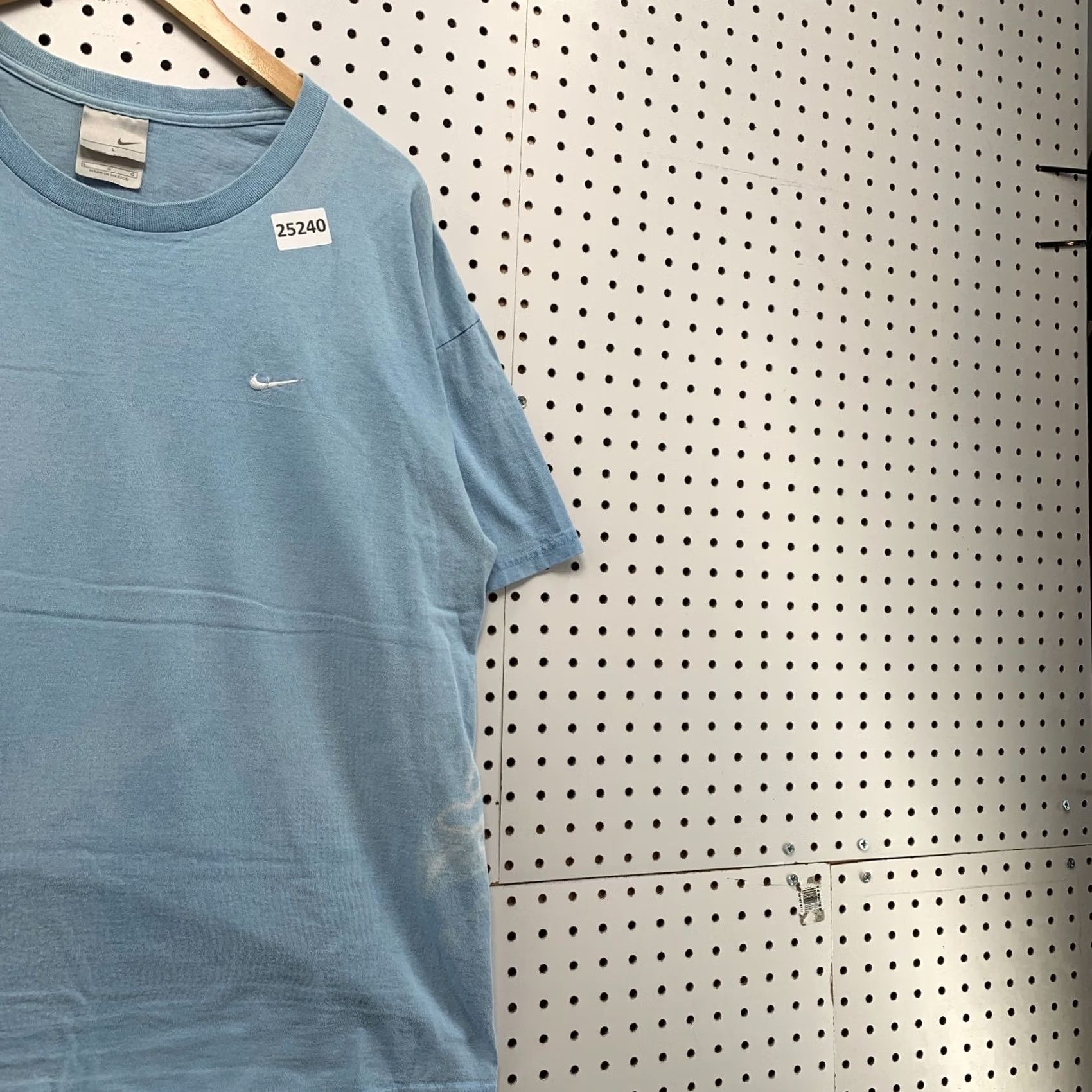 Nike VINTAGE Nike Shirt White Embroidered Swoosh Adult Large Size US L / EU 52-54 / 3 - 4 Thumbnail