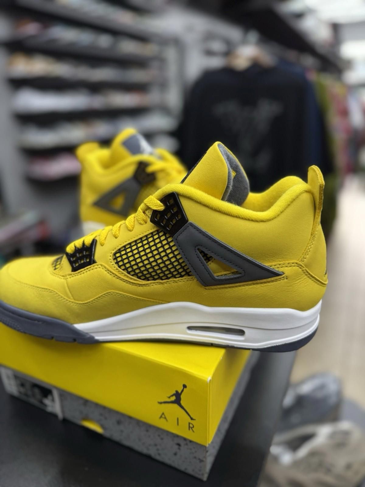 Jordan Brand Nike Air Jordan 4 Retro Mid Lightning Size 13 (NEW) Size US 13 / EU 46 - 8 Thumbnail
