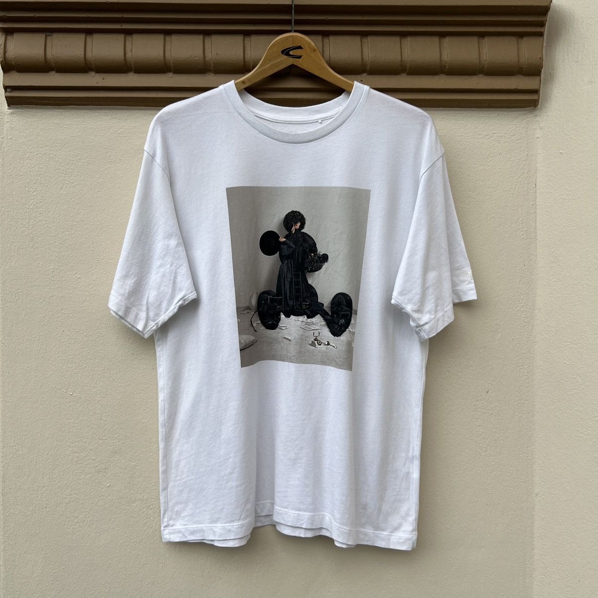トップス YUNI YOSHIDA: MUD DOLL SHIRT 予約】YUNI YOSHIDA: MUD DOLL S/S TEE – V.A. TOKYO ONLINE STORE