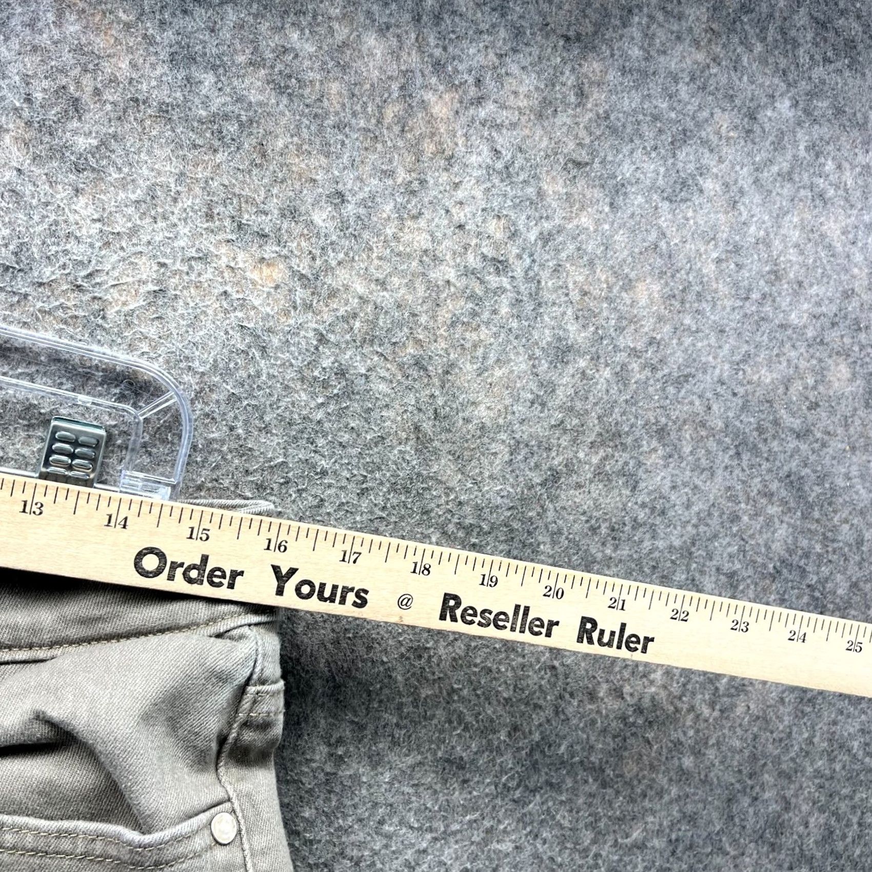 Levi's VINTAGE Levi's Jeans Mens 31x32 Khaki Mid Rise Skinny Fit Cotton Tan Beige Denim 31 Inseam 32 Pockets Button Closure Regular Fit Size US 31 - 3 Thumbnail
