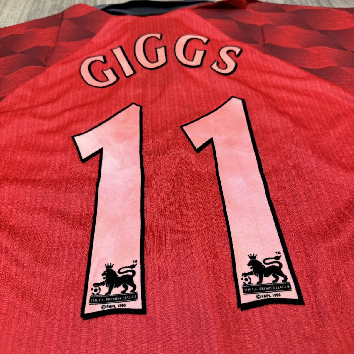 Umbro × Vintage Manchester United 97/98 home shirt #11 Giggs (Bnwt) Size US L / EU 52-54 / 3 - 4 Thumbnail