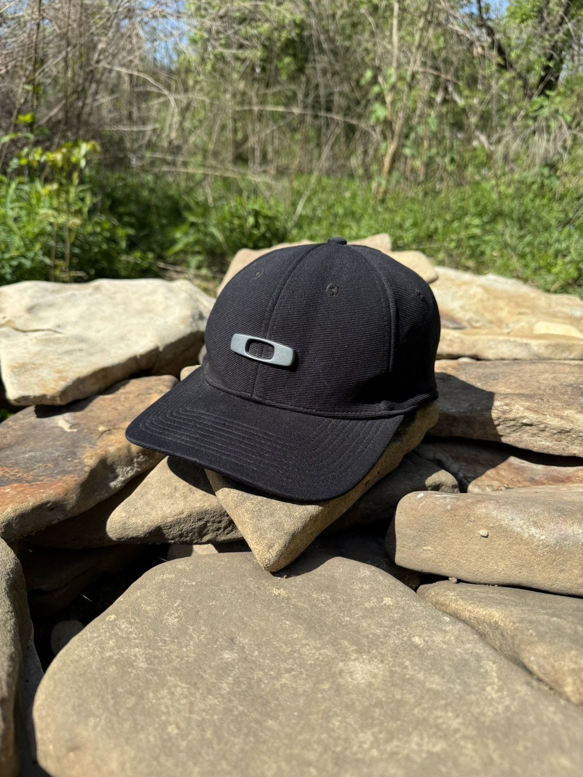 Vintage Vintage Oakley Metal logo Y2k Cap Size ONE SIZE - 1 Thumbnail