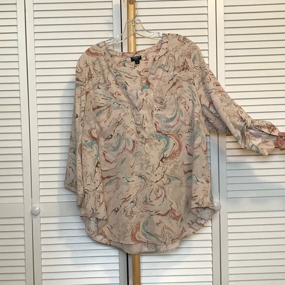 Other Torrid Harper V-Neck 3/4 Roll-Tab Sleeve Blouse 2X Size XXL / US 16-18 / IT 52-54 - 2 Thumbnail