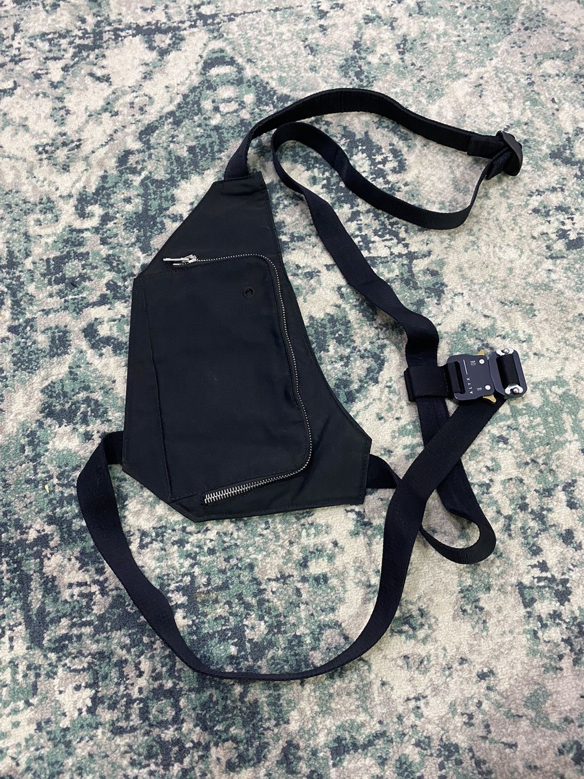 バッグ 1017 ALYX 9SM Asymmetrical Flat Pouch 1017-alyx-9sm-asymmetrical-