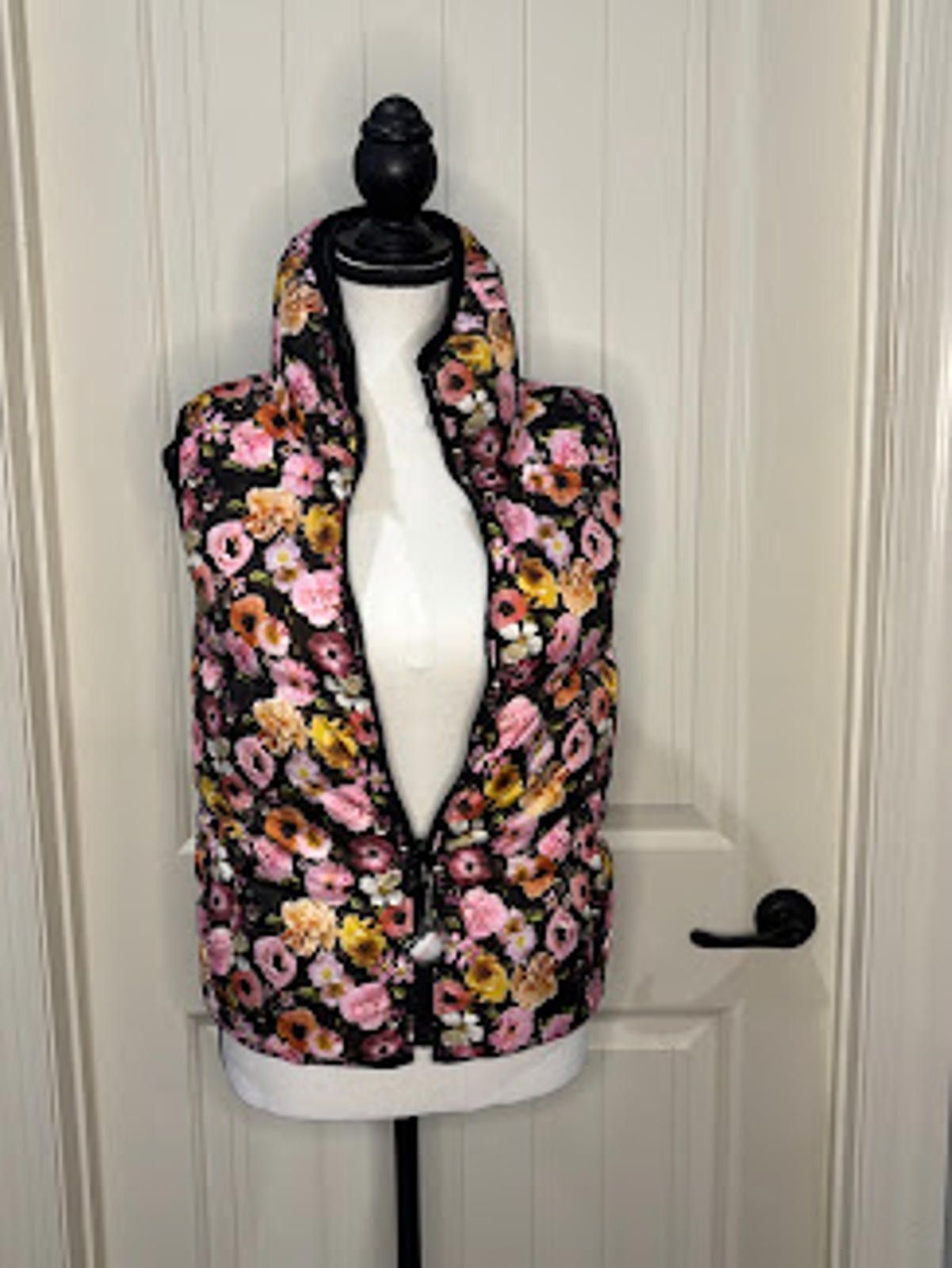 Other 10. Betsy Johnson Reversible Floral/Black Vest NWT Size XS Size XS / US 0-2 / IT 36-38 - 1 Thumbnail