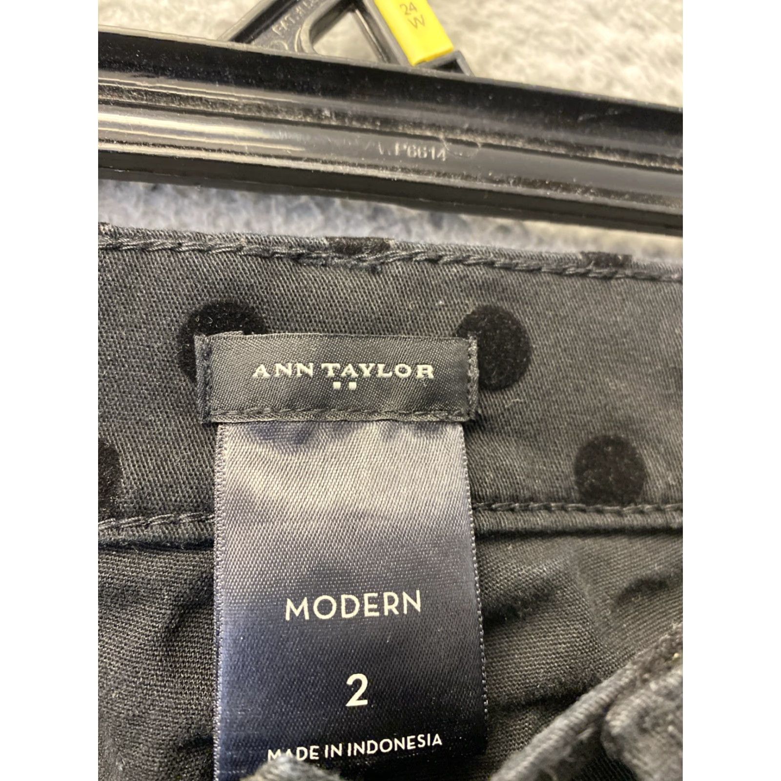 Ann Taylor Ann Taylor Jeans Women Slim Black Velvet Dots Low-Rise Skinny 28 Inseam 28 Size 2 Regular Denim Color Black Size 28" / US 6 / IT 42 - 3 Thumbnail