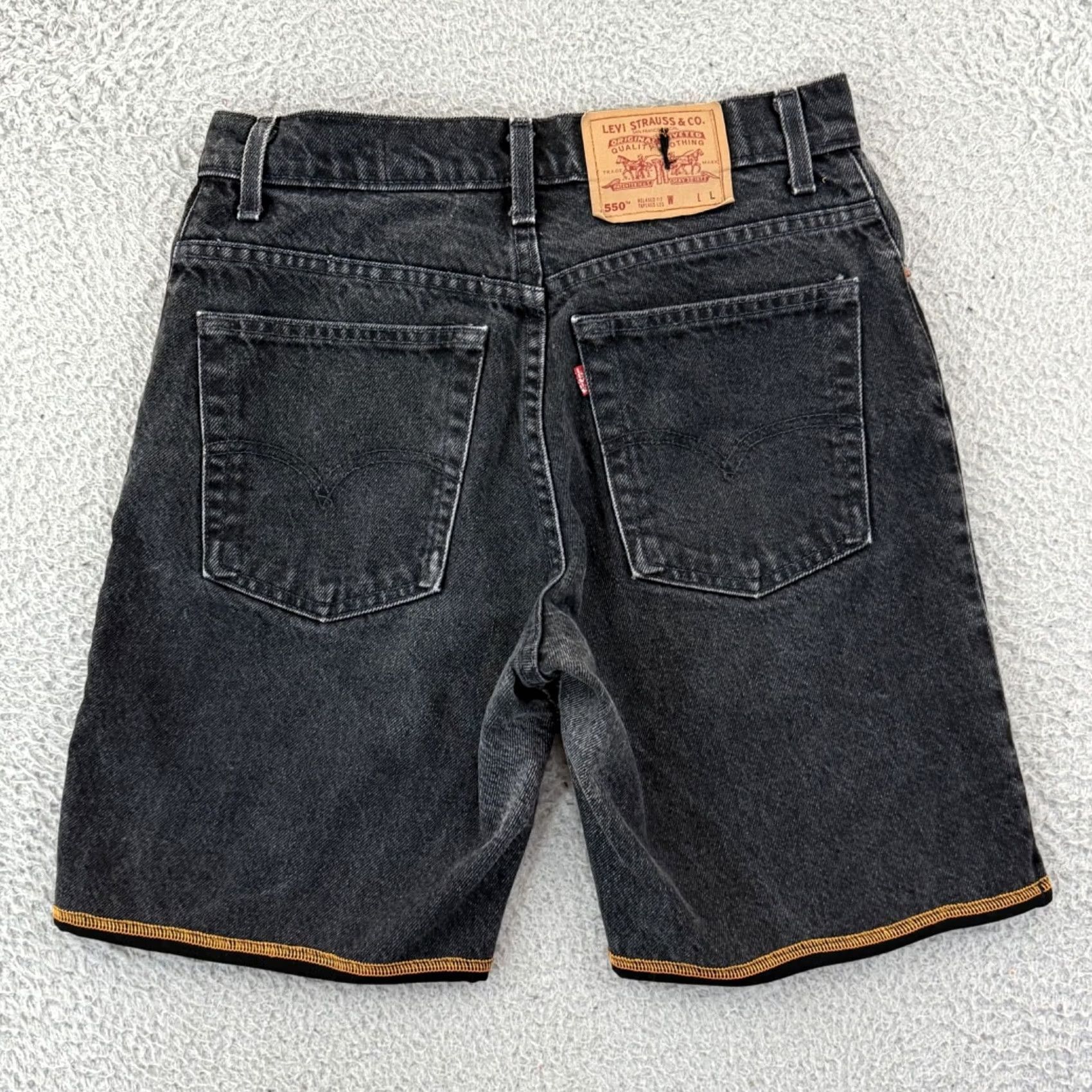 Levi's VINTAGE Levi's 550 Jean Shorts Womens 9 Black Relaxed Baggy 90s Loose Biker 8" Jeans Shorts 29 in Waist Mens Girls Womens Size 30" / US 8 / IT 44 - 7 Thumbnail