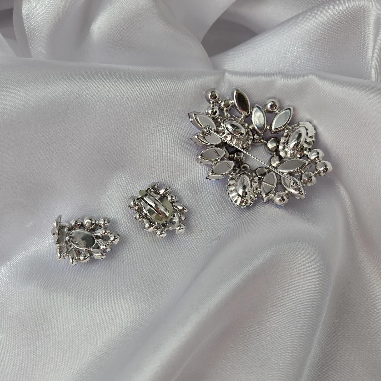 Designer Stunning Vintage Lilac Rhinestone Brooch and Earring Set Size ONE SIZE - 8 Thumbnail