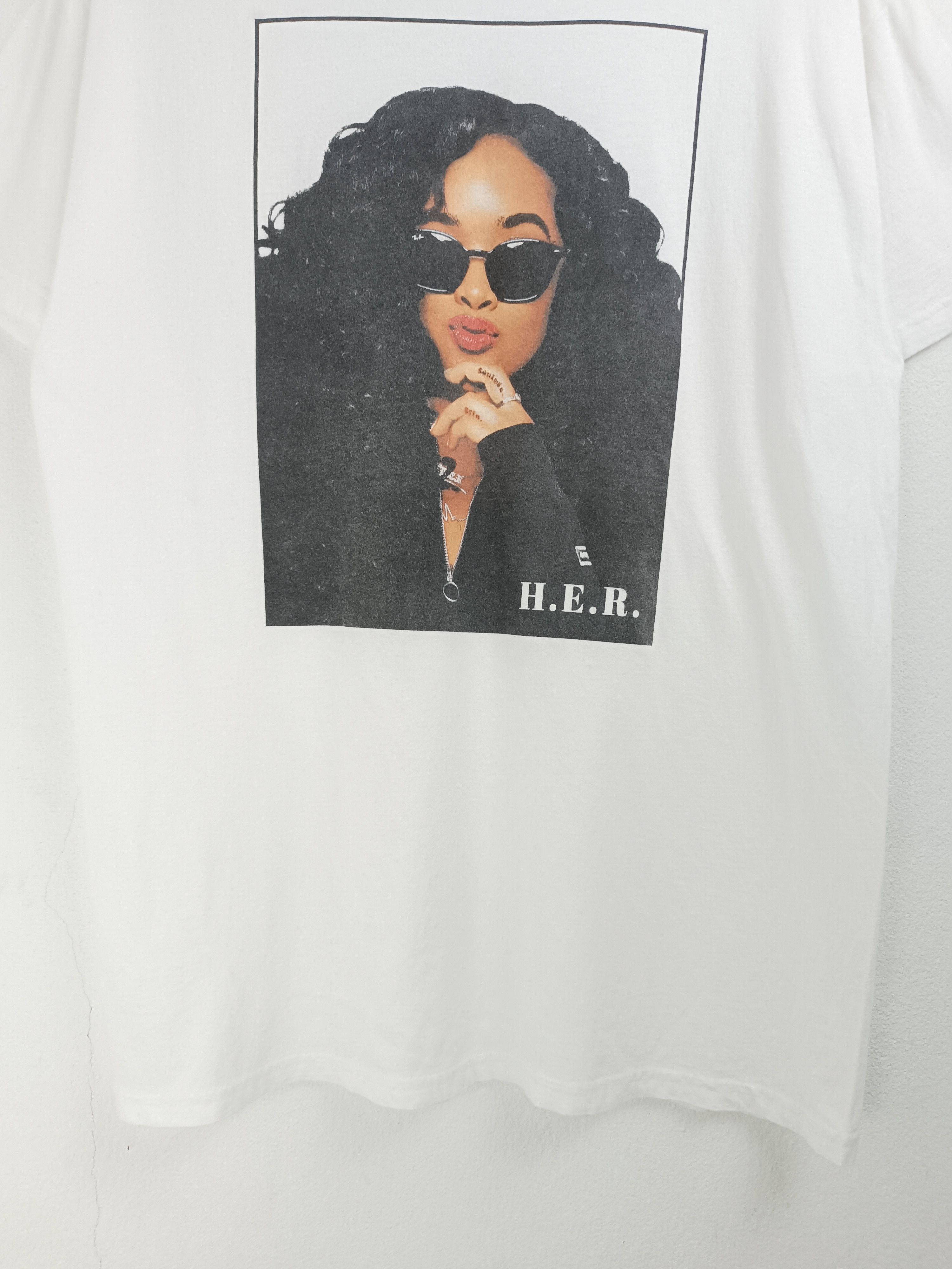 Rap Tees VINTAGE H.E.R. PORTRAIT CUTE RAP TEES tyla sza travis scott Size US L / EU 52-54 / 3 - 9 Thumbnail