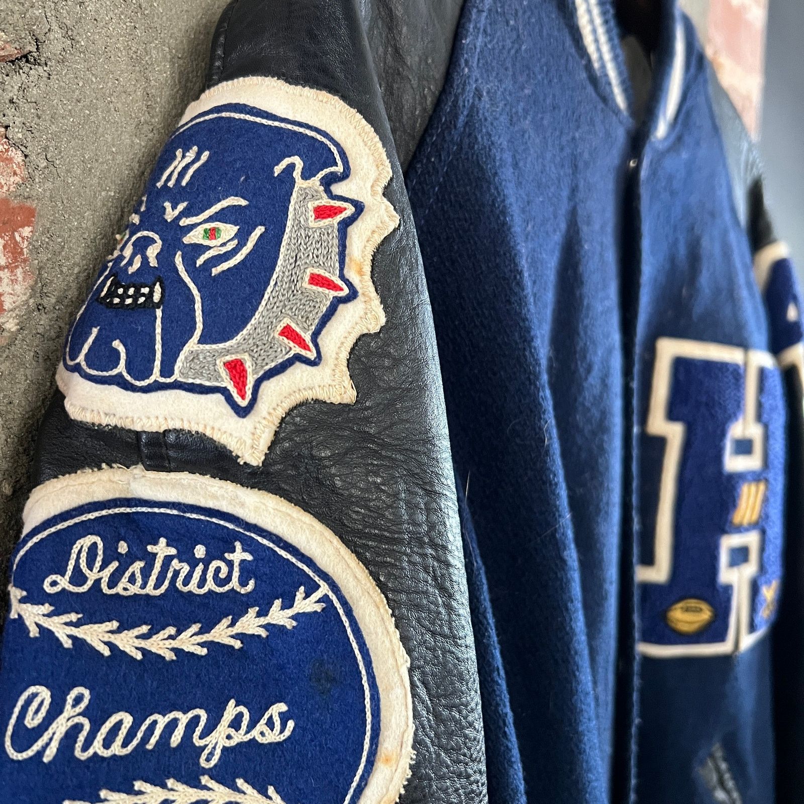 Vintage VTG Men's Varsity Bulldog Jacket with Patches L 24x26 Size US L / EU 52-54 / 3 - 4 Thumbnail