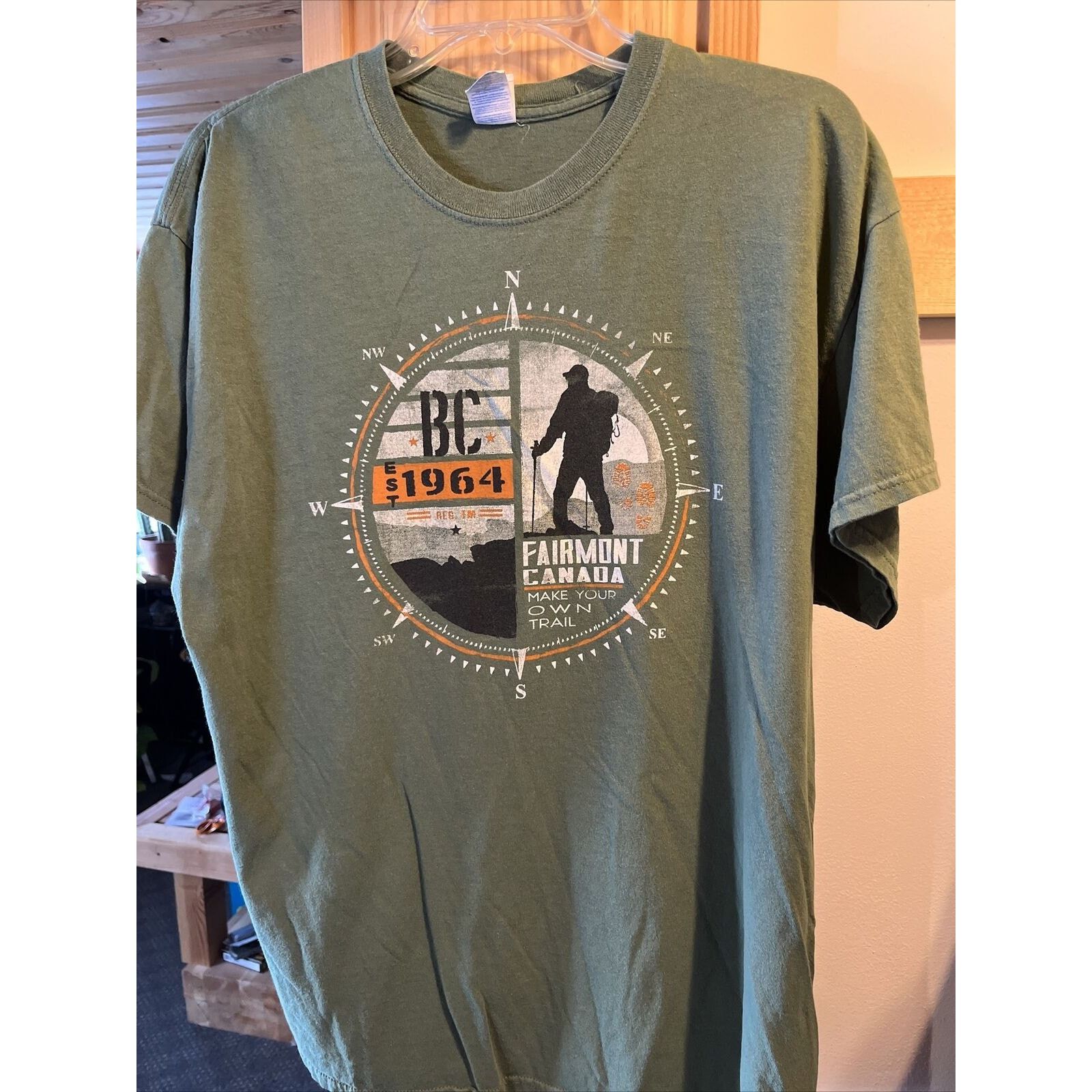 Gildan Gildan Men XL Olive Green Canada Short Sleeve Cotton T-Shirt Size US XL / EU 56 / 4 - 11 Thumbnail