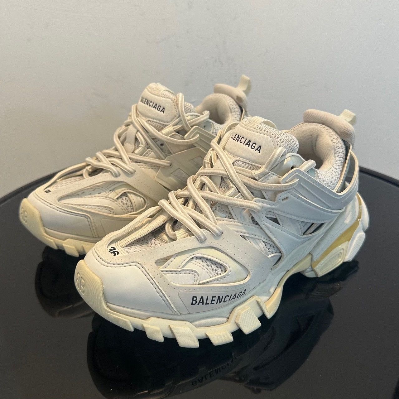 Balenciaga Balenciaga White Lowtop Sneakers us_6 Women Size US 6 / IT 36 - 1 Thumbnail