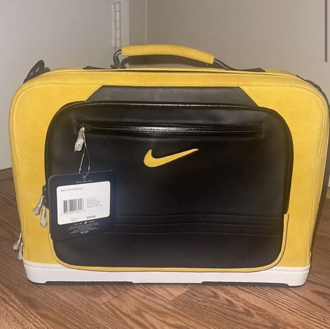 Nike SB Nike SB DunkCase 2005 Laptop Bag — Wu-Tang Colorway — BNWT Size ONE SIZE - 1 Thumbnail