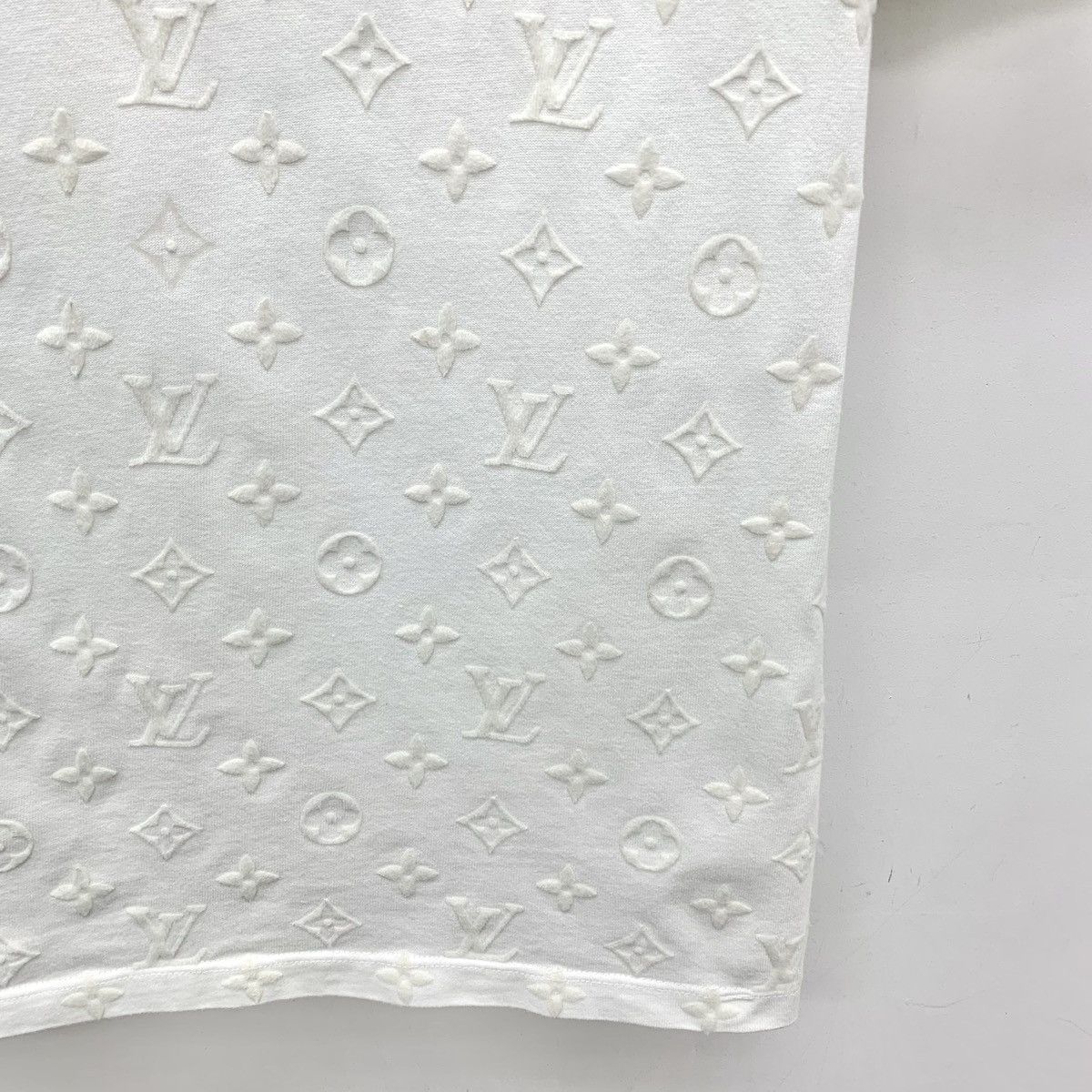 Louis Vuitton Louis Vuitton All-Over Logo Embossed Cotton T-Shirt K26WX Size US M / EU 48-50 / 2 - 4 Thumbnail