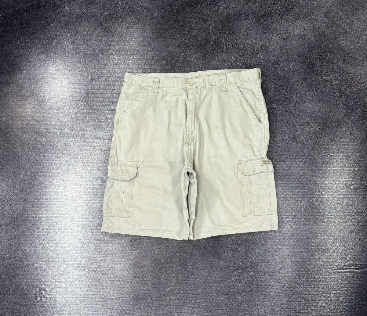 Vintage Vintage Wrangler Y2K Beige Military Hype Cargo Shorts Size US 38 / EU 54 - 1 Thumbnail