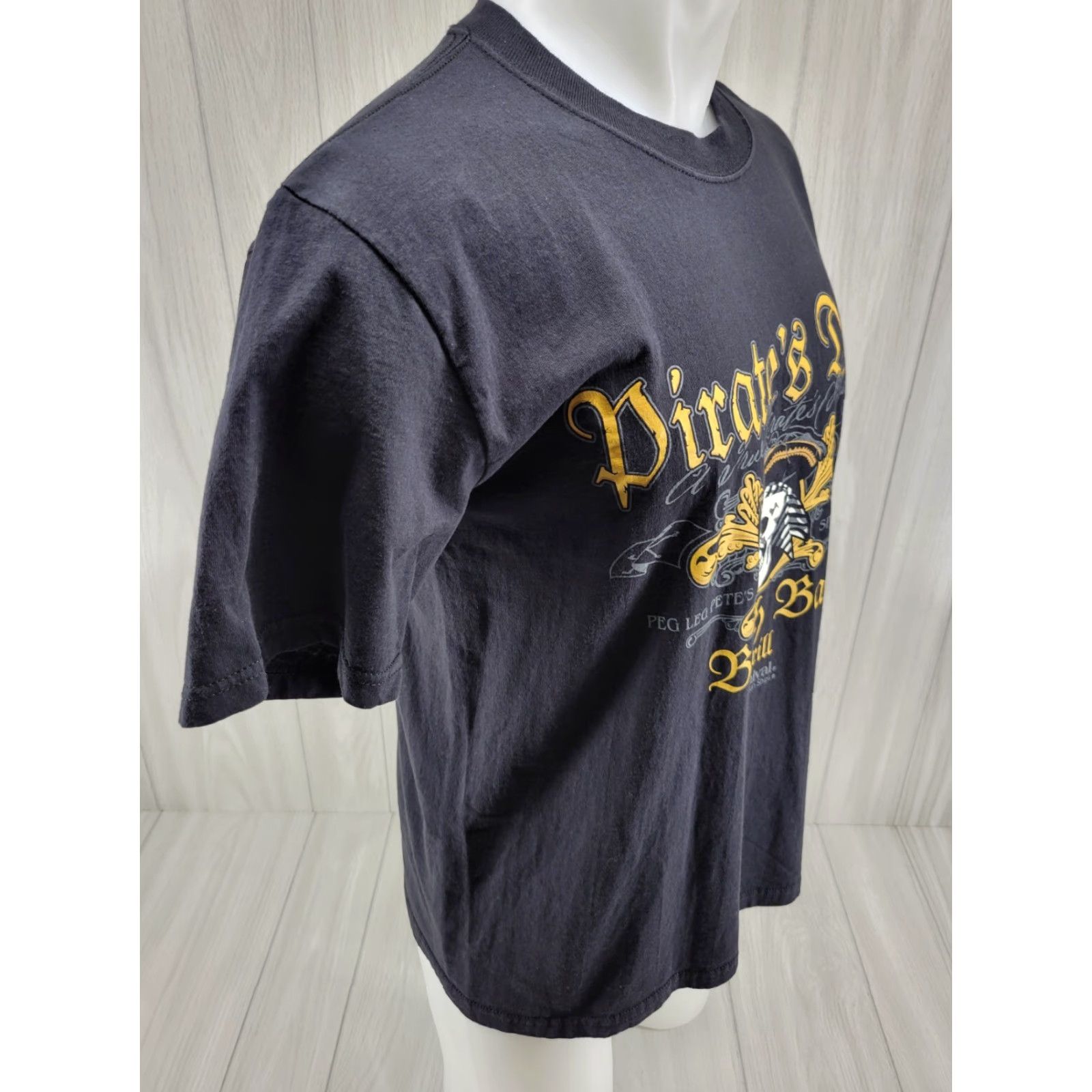 Vintage VINTAGE Carnival Pirates Den Beach Bar Carnival Cruise Black Short Sleeve T-Shirt L Men 90s Size US L / EU 52-54 / 3 - 6 Thumbnail
