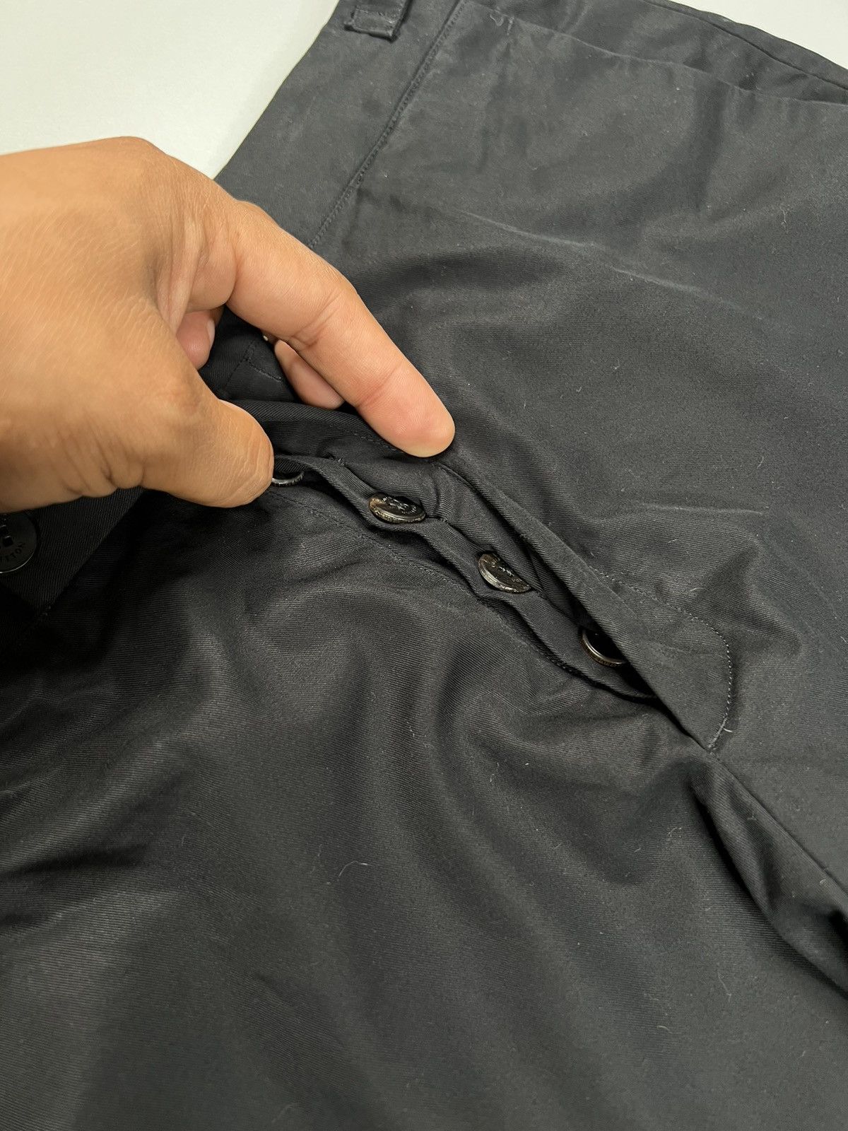 Louis Vuitton Grail Louis Vuitton Matte Black LV Logo waist buckle Trouser Size US 34 / EU 50 - 5 Thumbnail