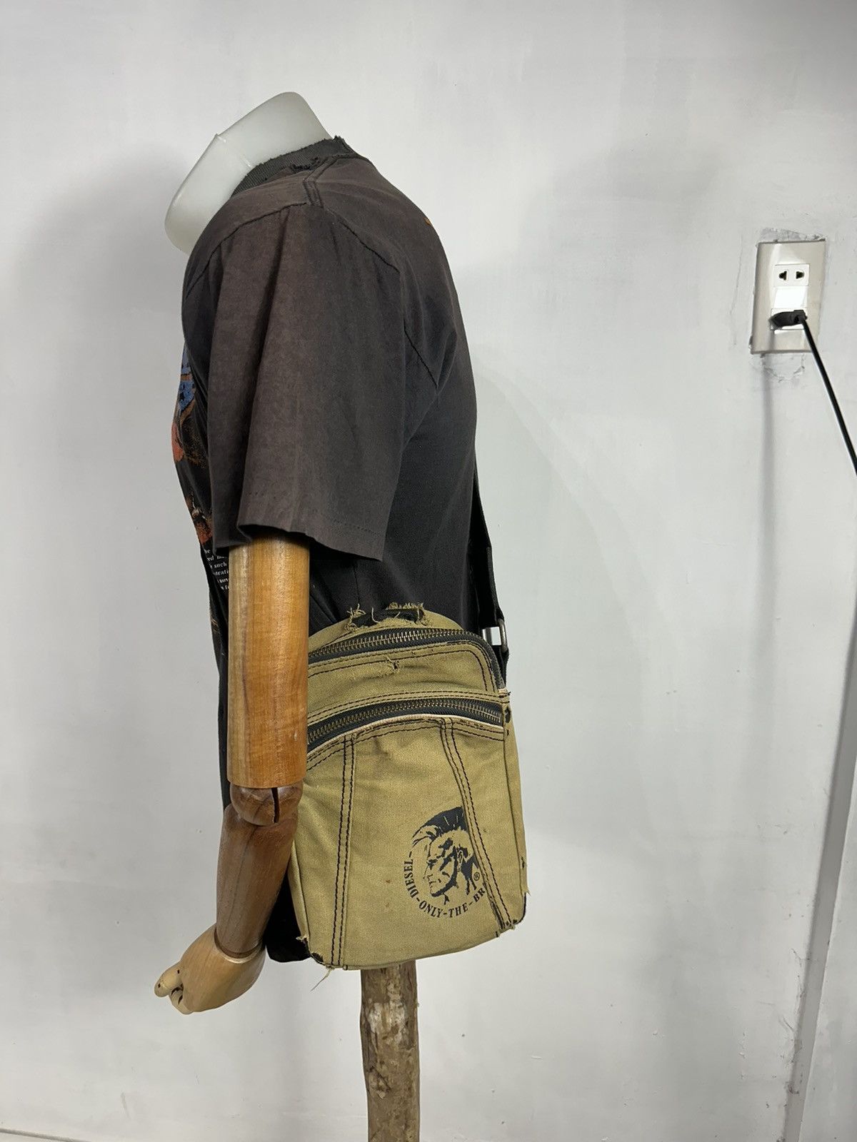 Diesel Vintage Diesel red Line Slevedge Distressed Crossbody Bag Size ONE SIZE - 3 Thumbnail