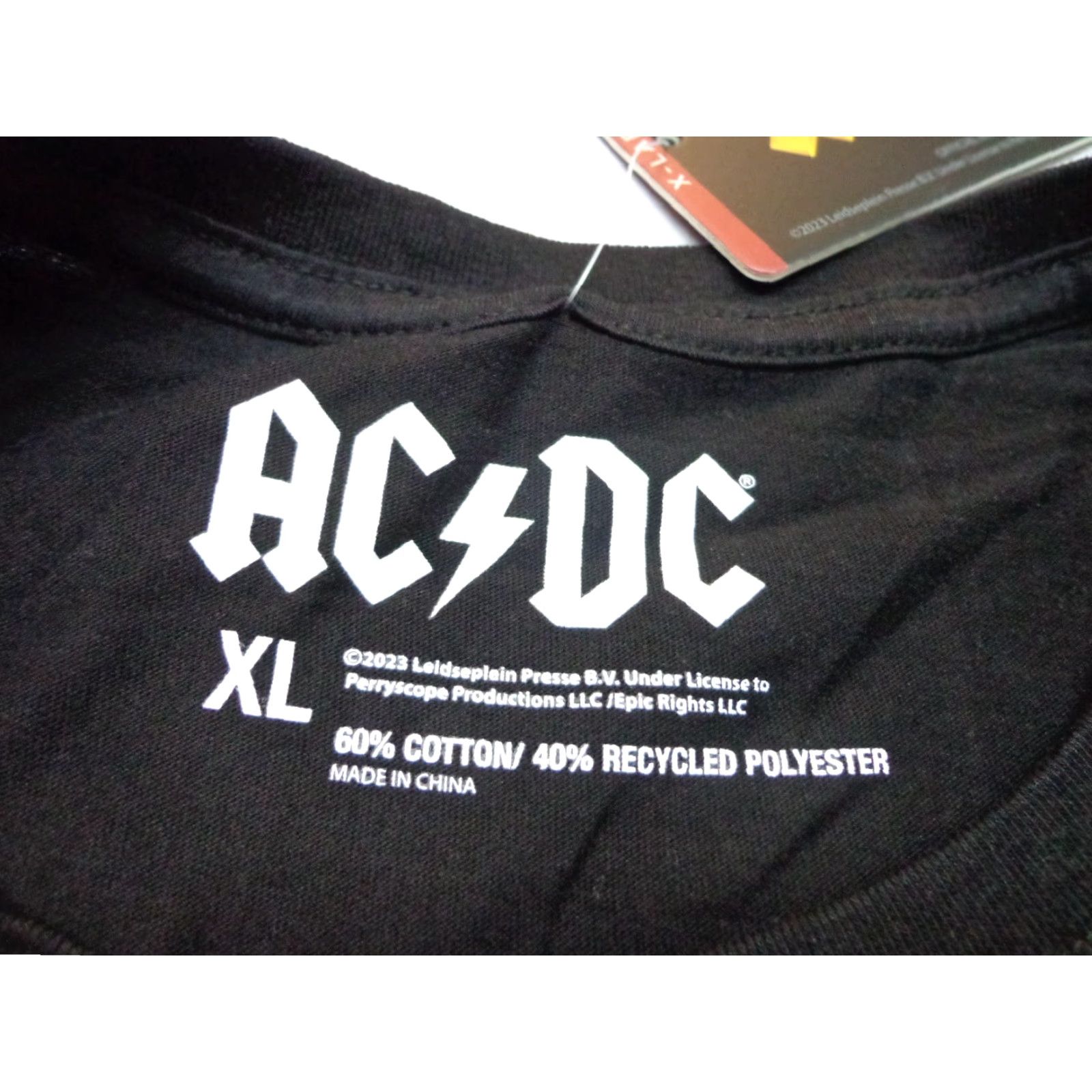 Vintage AC/DC Back In Black T-Shirt XL Men Black Short Sleeve Officially Licensed Music Tee Size US XL / EU 56 / 4 - 3 Thumbnail