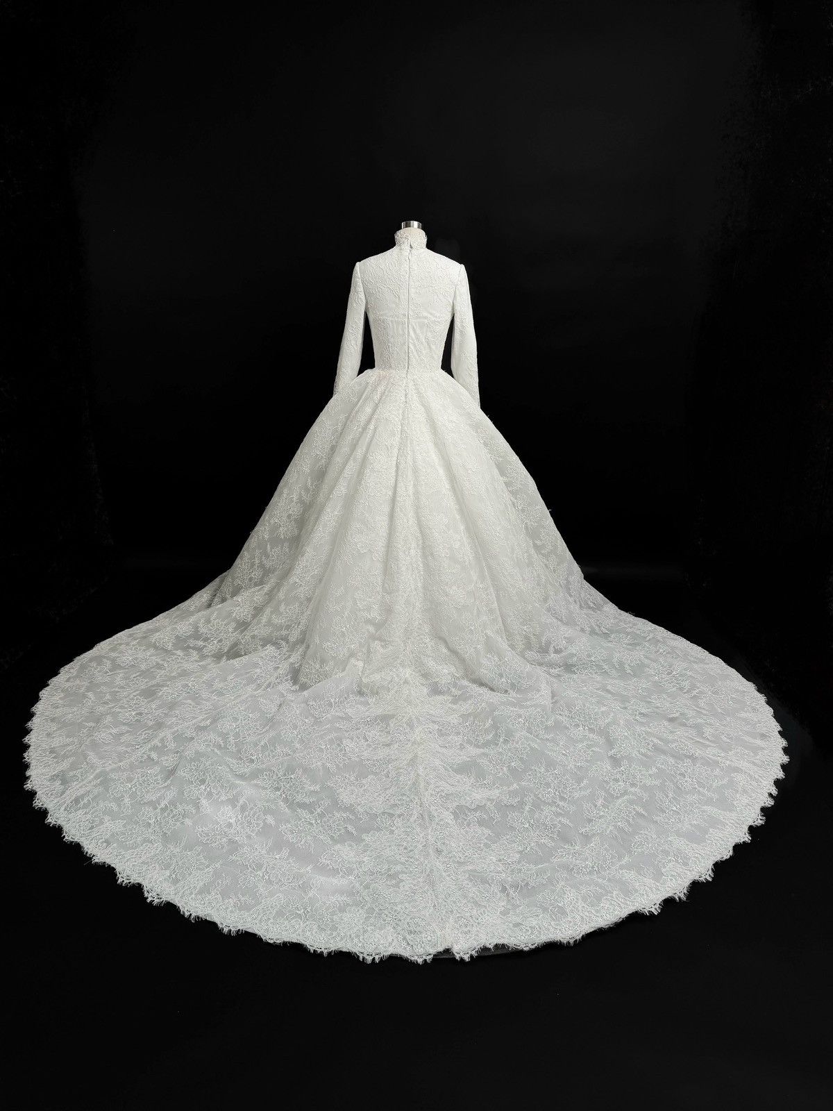 Other Preloved US 4 Anna Augusta Chantilly Corded Lace Bridal Gown Size S / US 4 / IT 40 - 9 Thumbnail