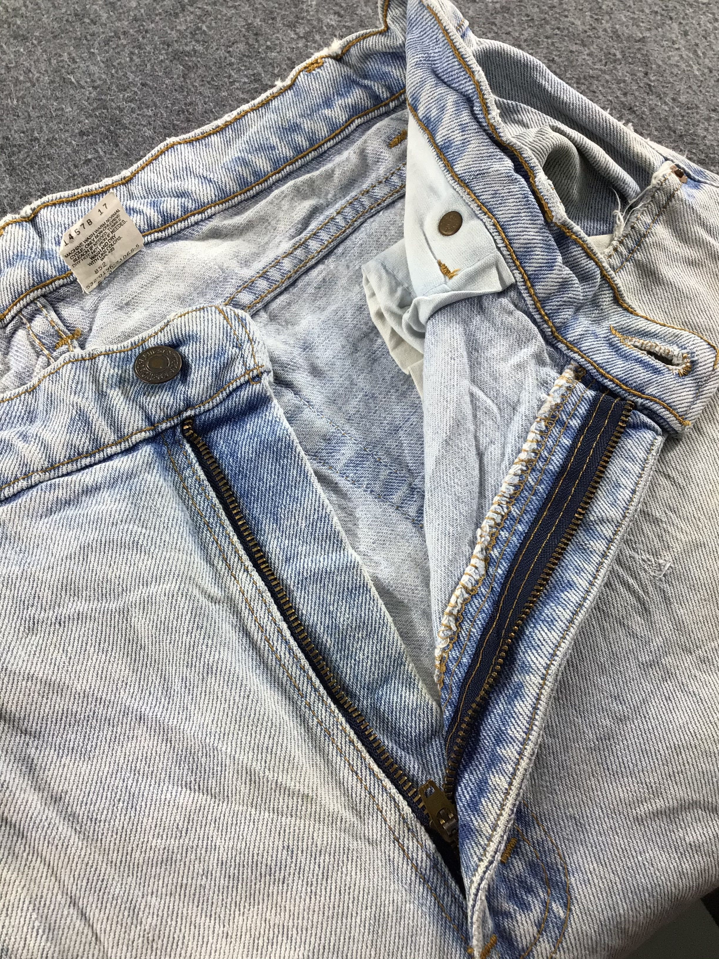 Levi's Vintage Levis 560 Jeans Dirty Light Wash Denim -J515 Size US 34 / EU 50 - 9 Thumbnail
