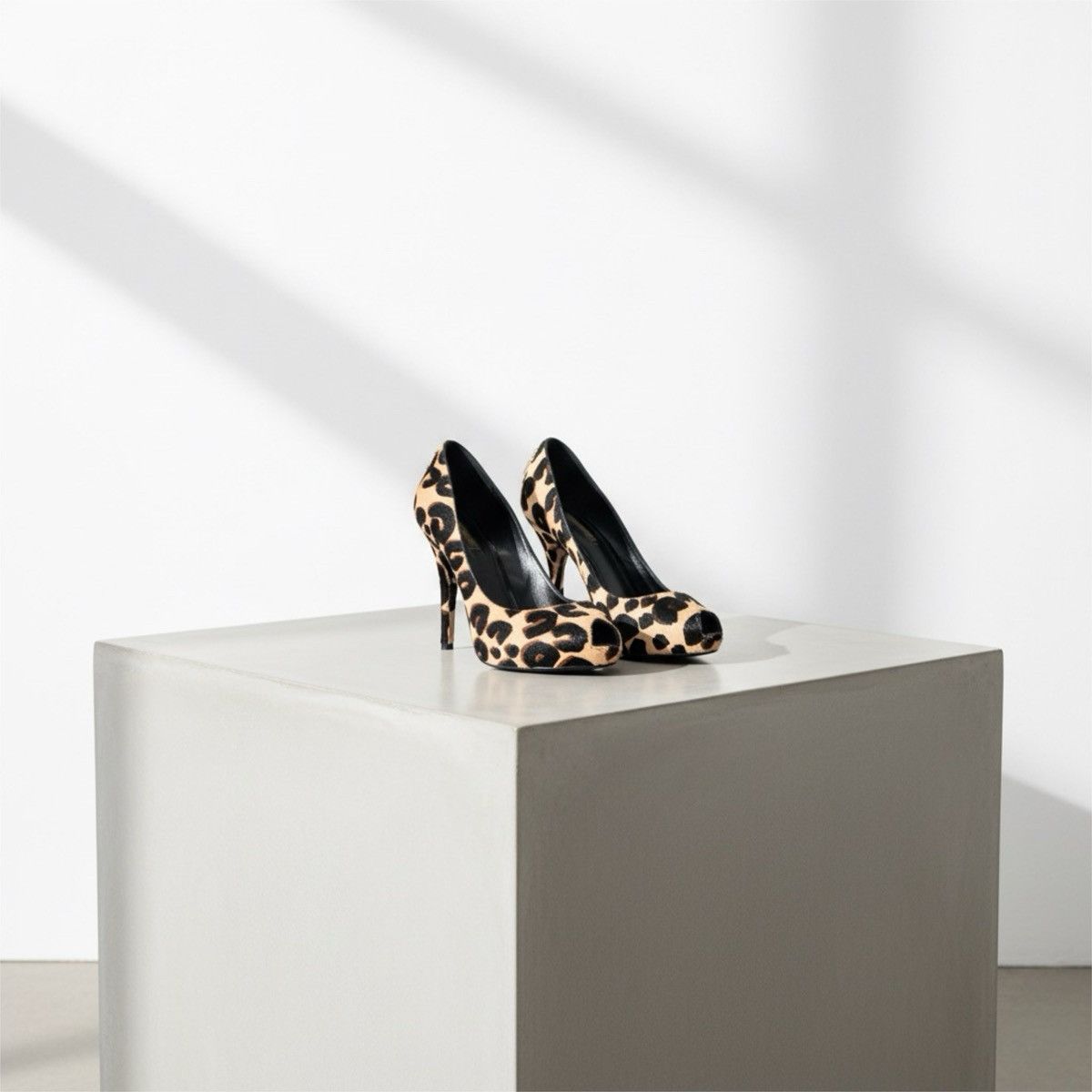 Louis Vuitton Vintage Louis Vuitton Padlock Heels (US 6.5) Size US 6.5 / IT 36.5 - 2 Thumbnail